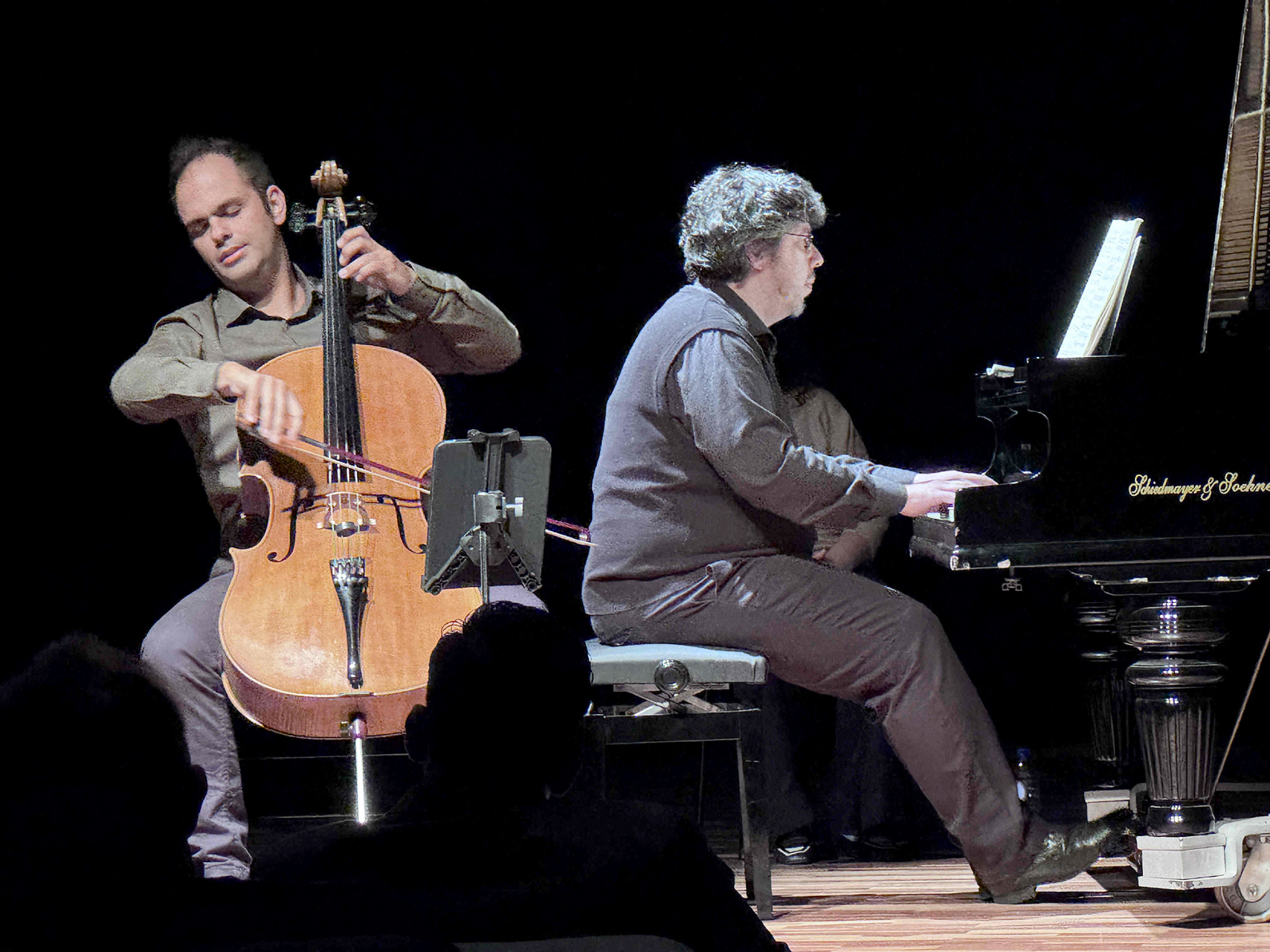 Rafael Cesario e Yuri Pingo, duo de violoncelo e piano que prendeu atenção dos espectadores 