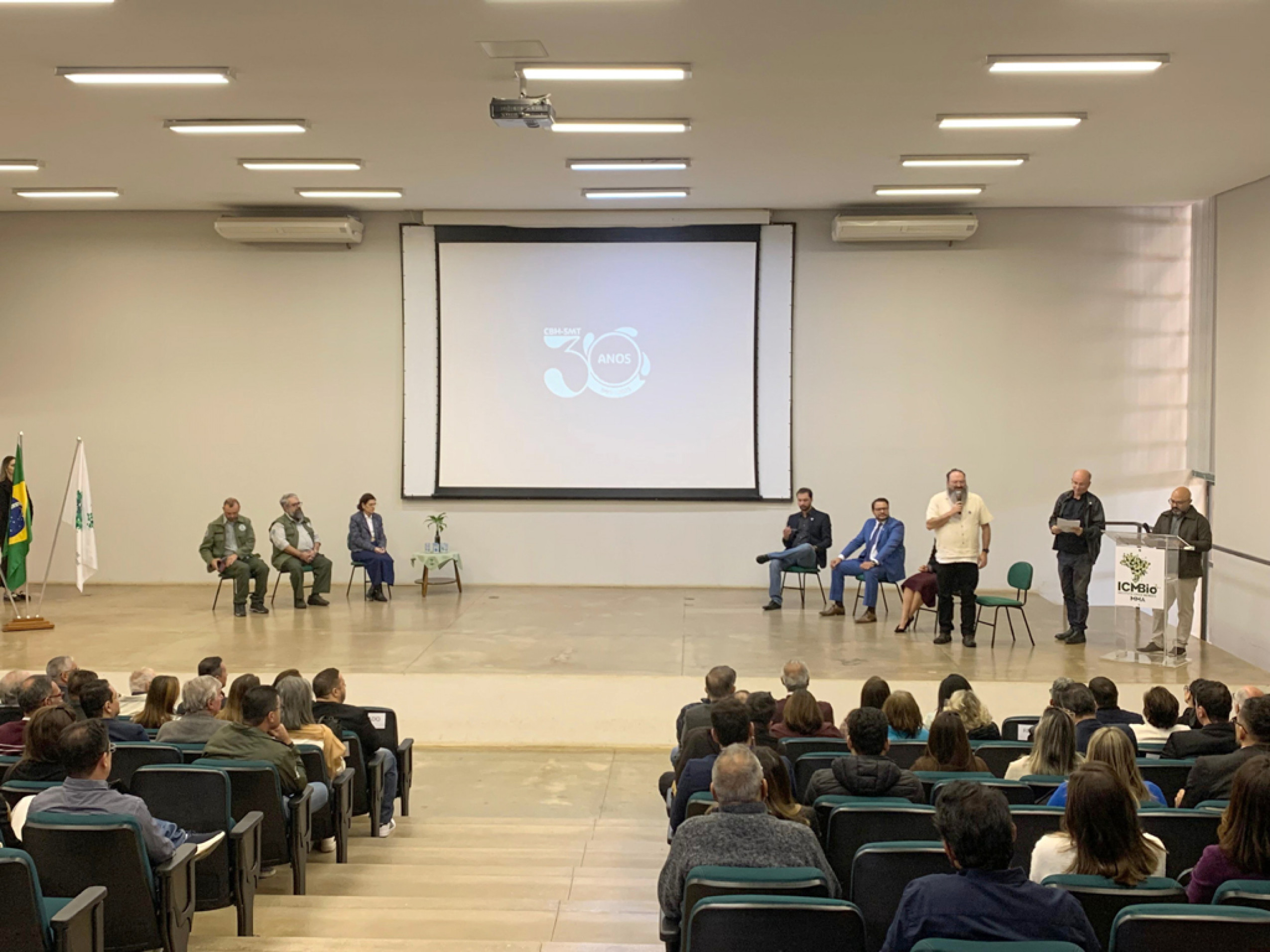 Ato comemorativo foi realizado no auditório da AcadeBio
