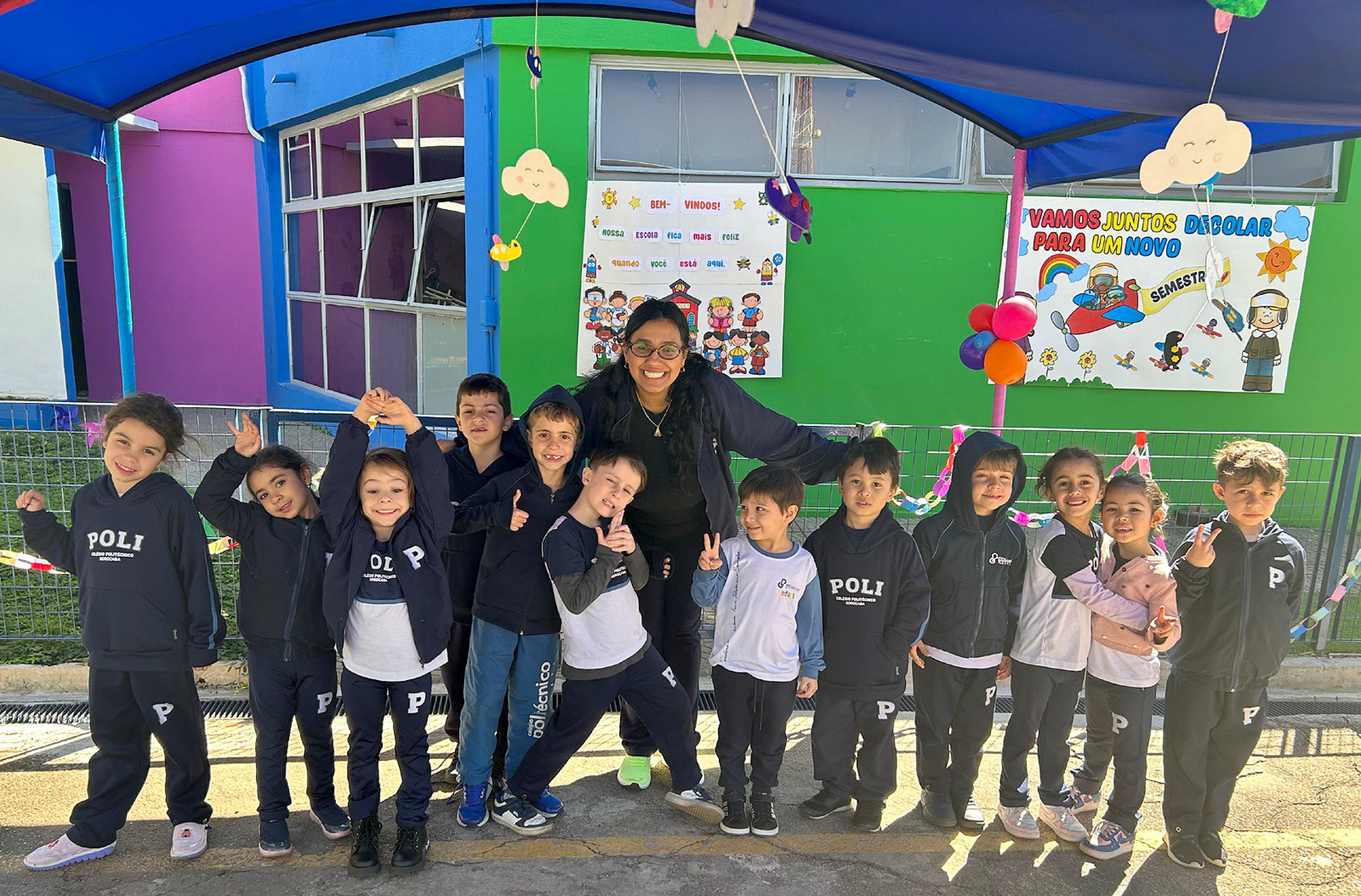 Início de semestre com boas-vindas calorosas e clima de entusiasmo entre alunos e equipe escolar
