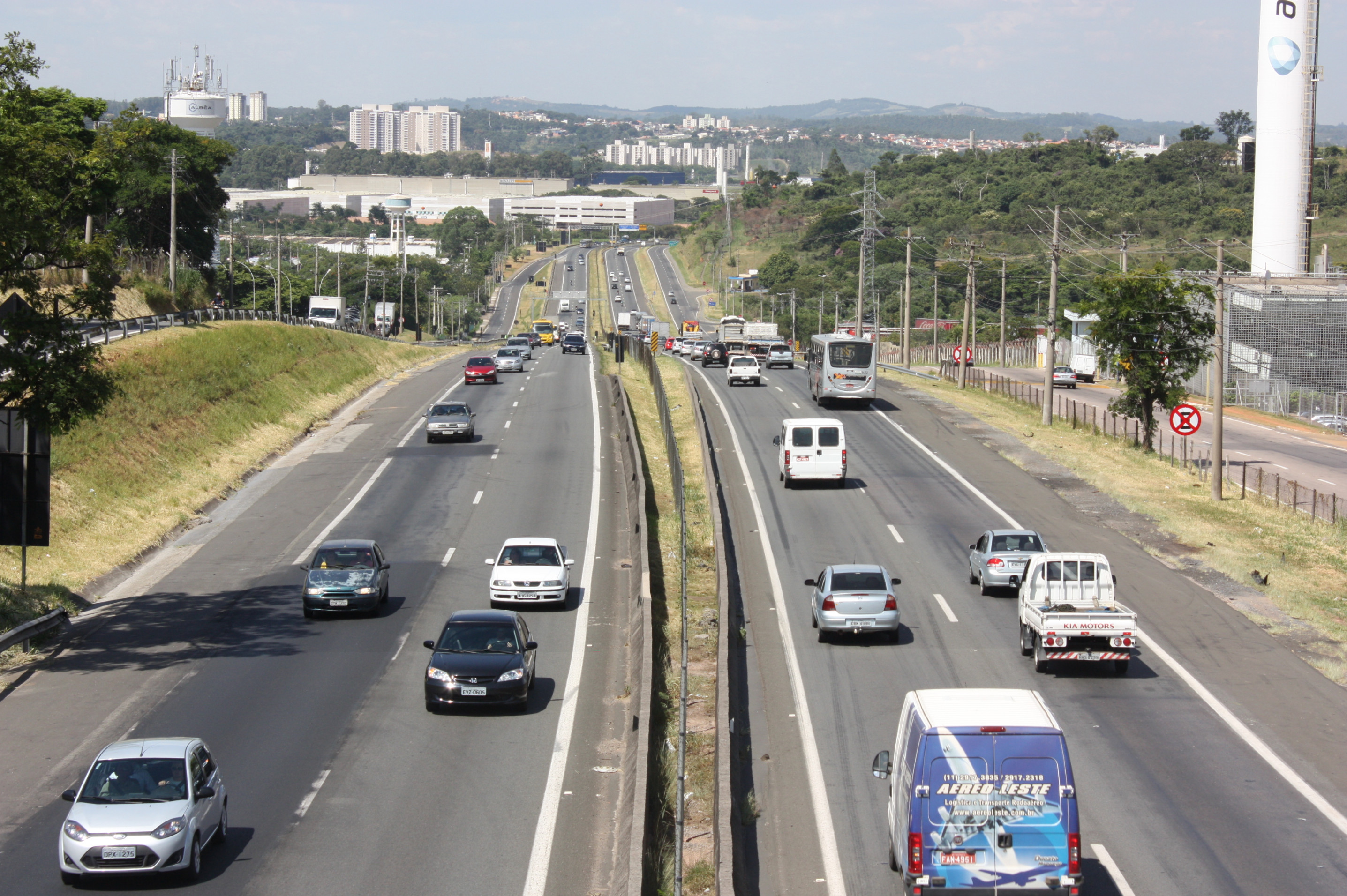 Cerca de oito pessoas se envolveram nos acidentes na SP-075