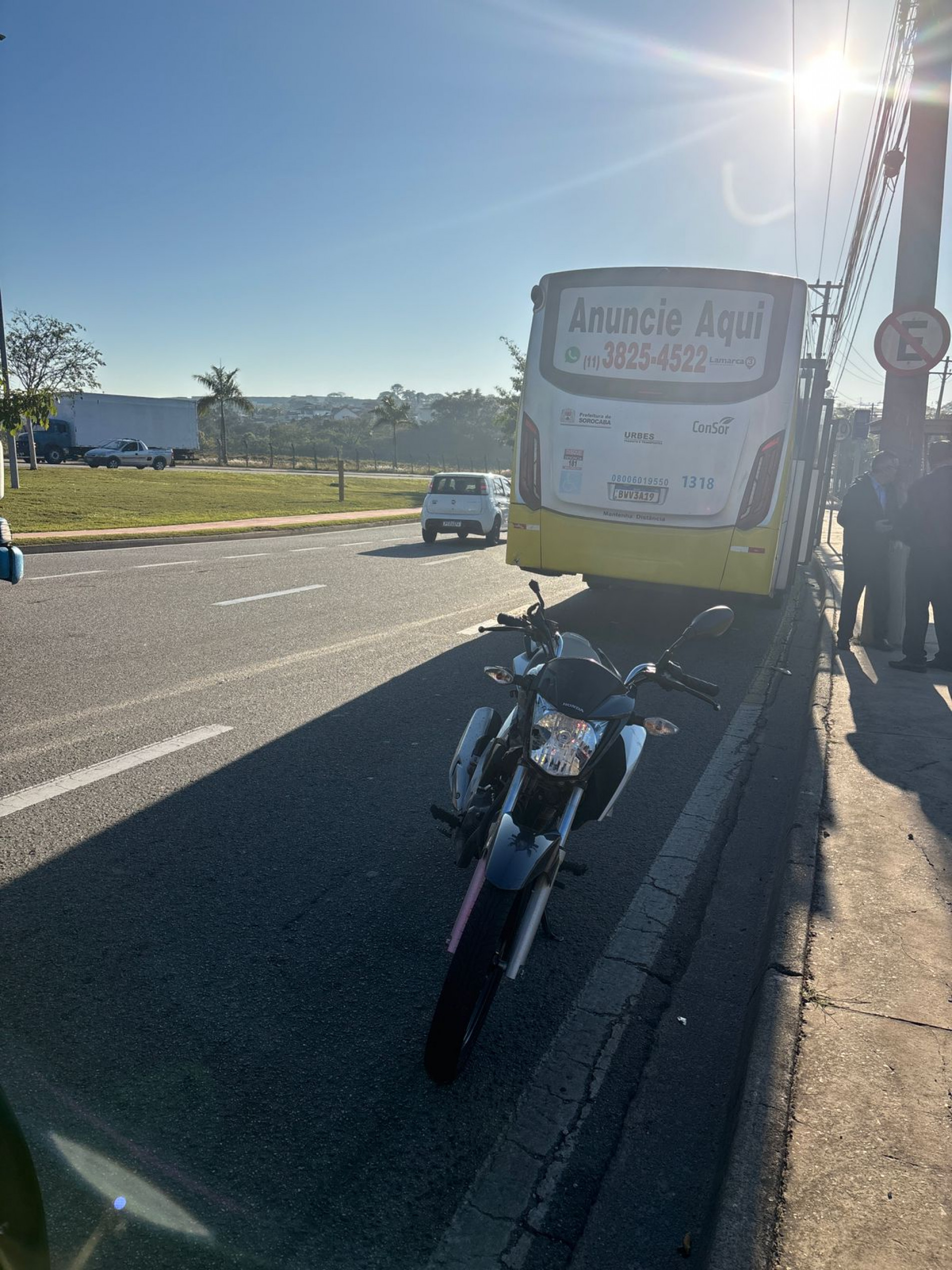 Agentes da Semob coordenam o trânsito no local, que apresenta lentidão