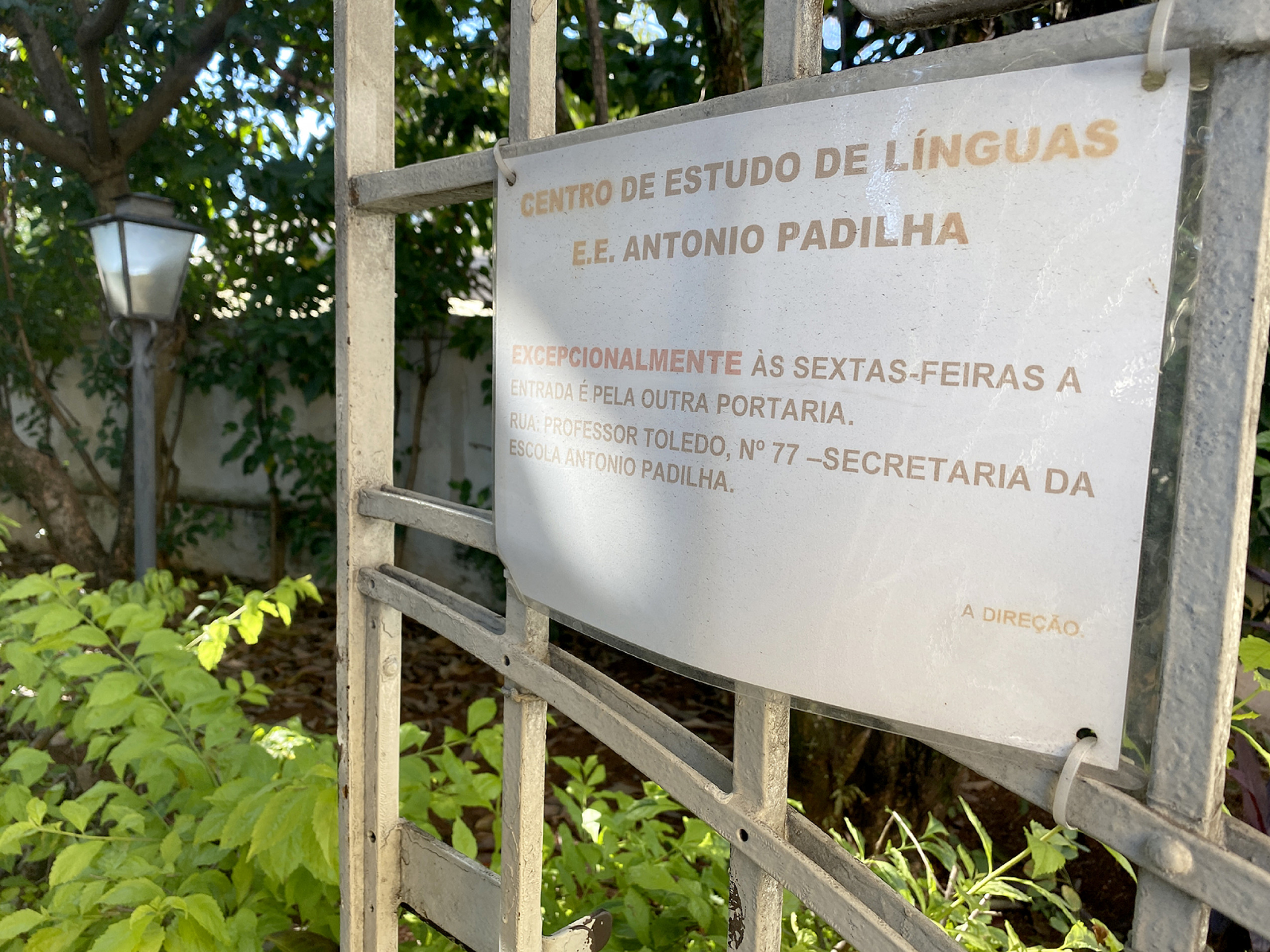 Centro de Estudos de Línguas
funciona em prédio anexo
