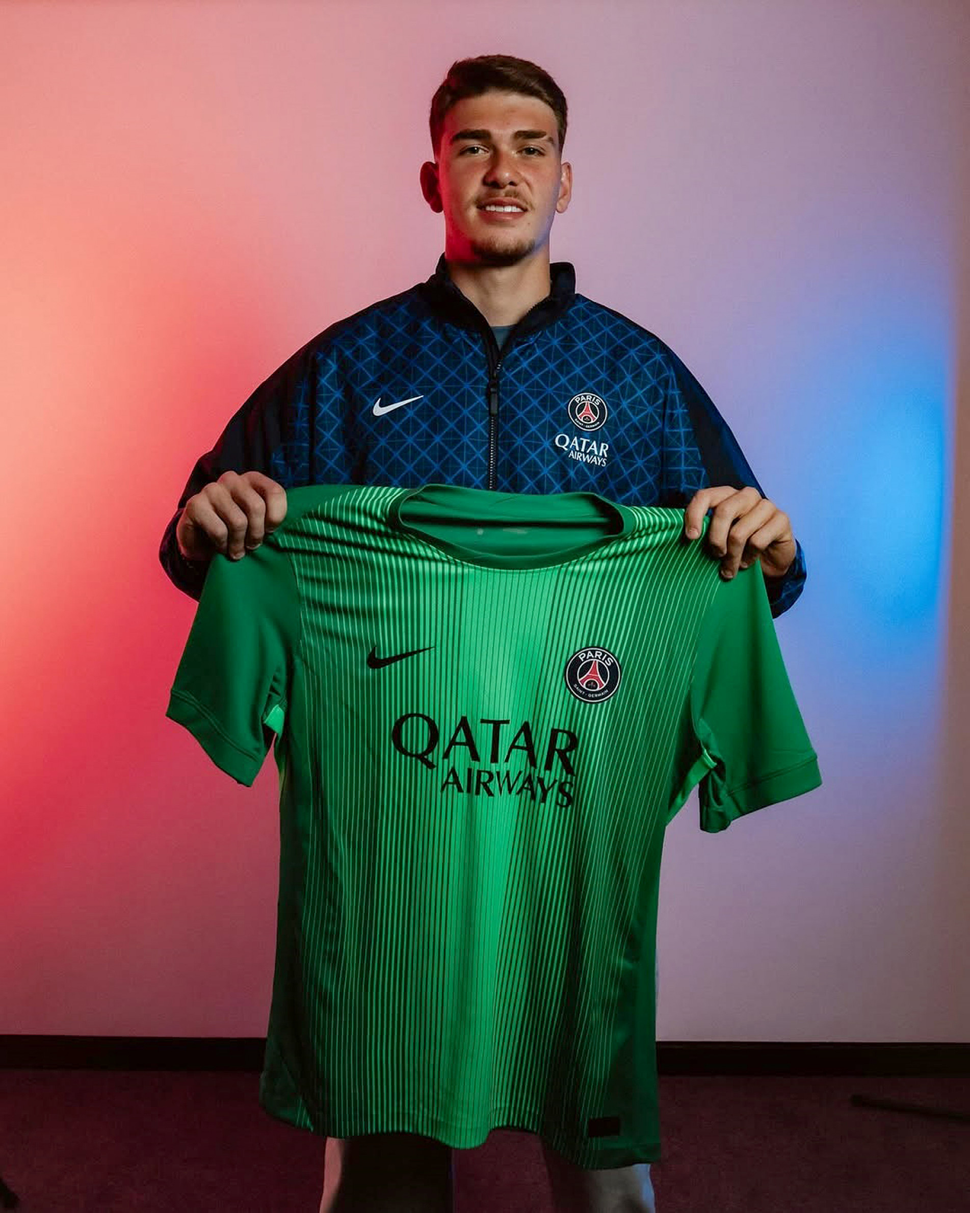 Renato Marin posa com a camiseta do PSG: apresentação em 17 de julho
