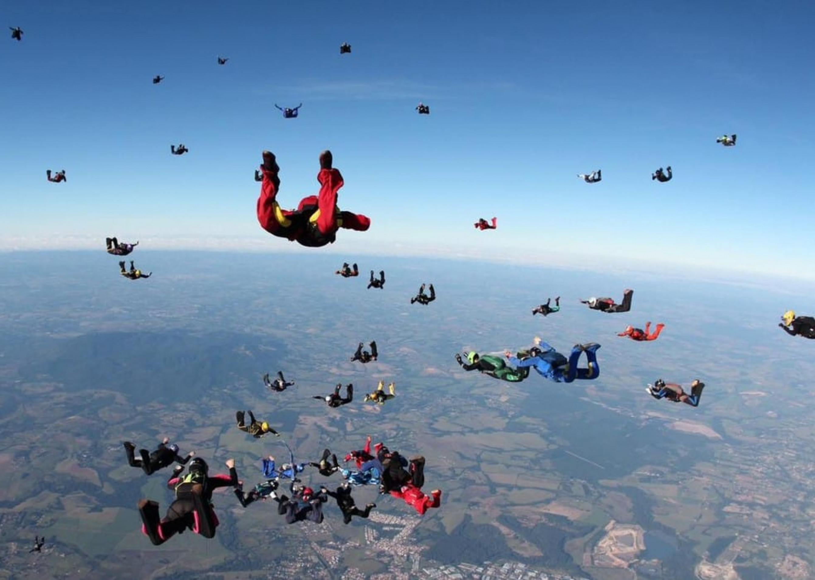O salto foi realizado pela manhã nas imediações do Centro Nacional de Paraquedismo, em Boituva