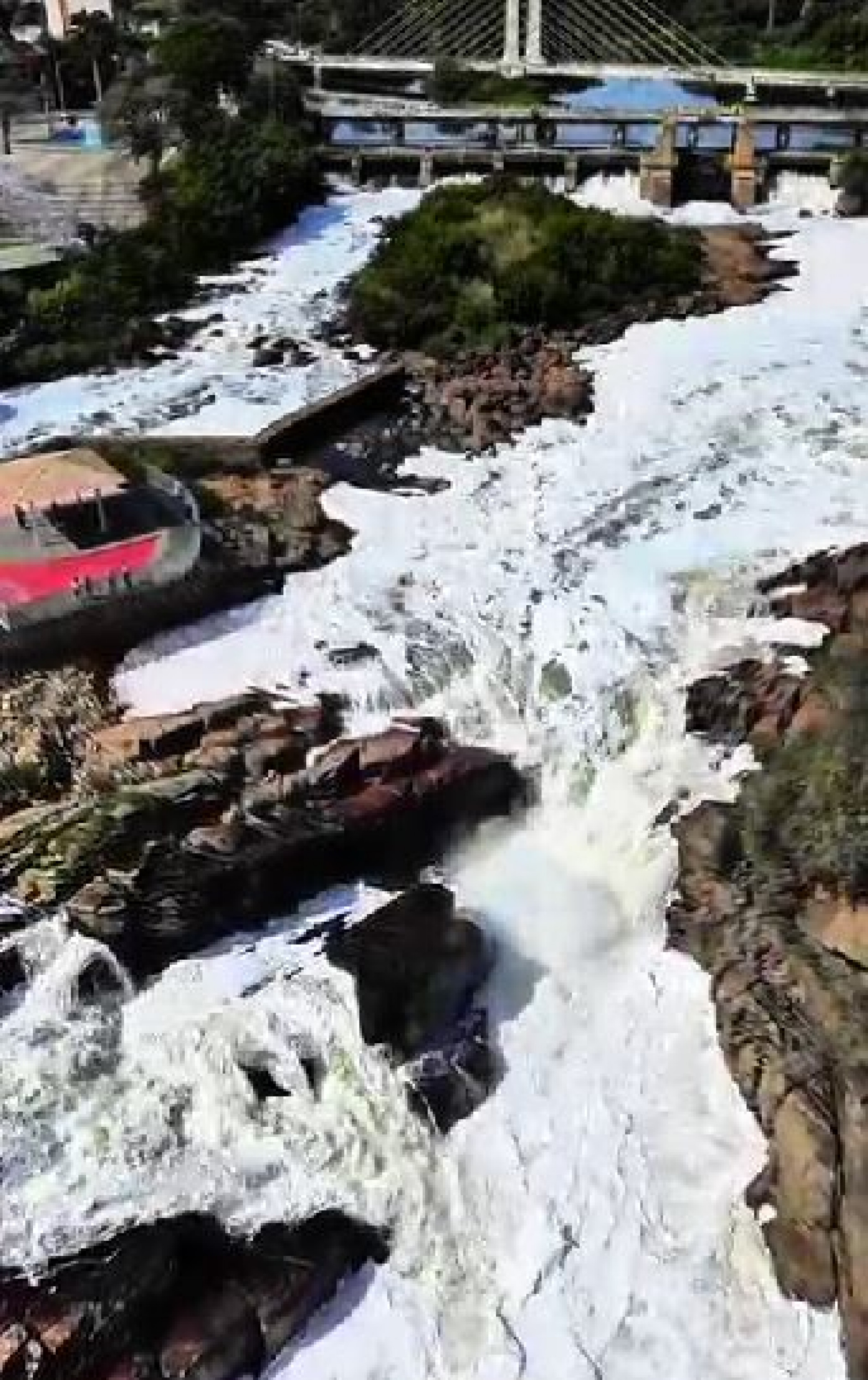 As águas do rio são tomadas completamente pela espuma branca e densa