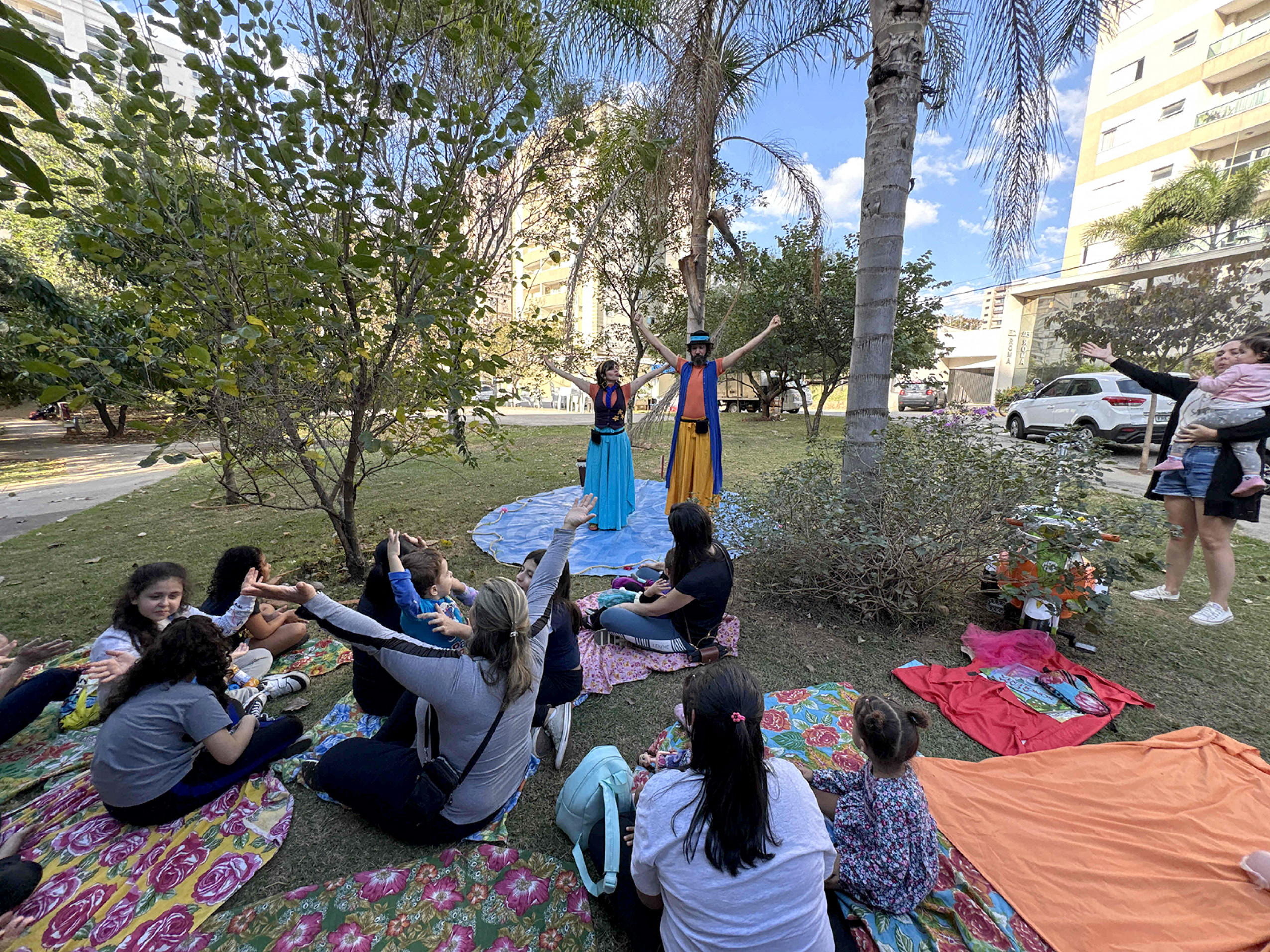 Livros, histórias e brincadeiras em espaços abertos