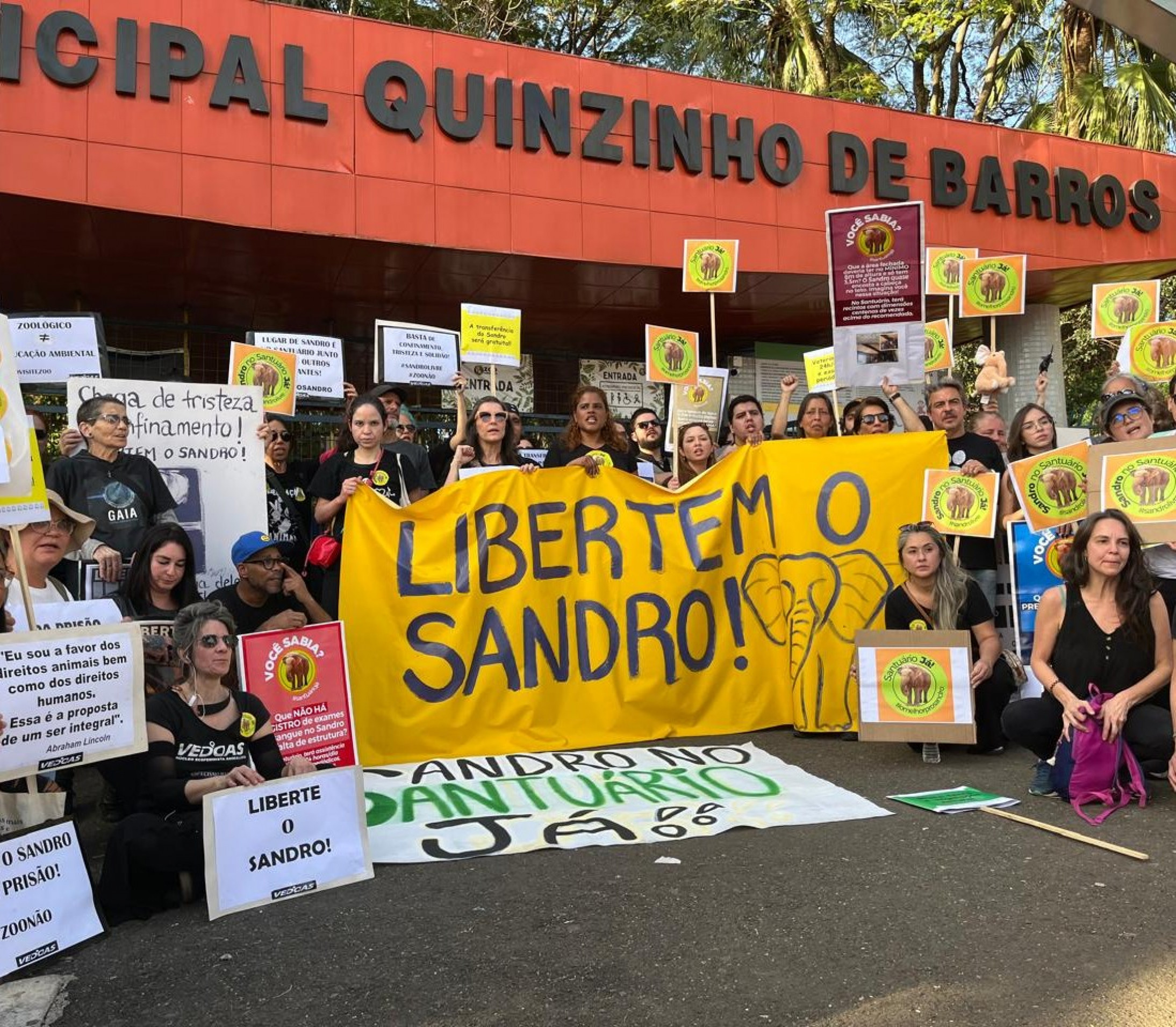 O ato aconteceu neste domingo em frente ao Zoológico Municipal de Sorocaba 
