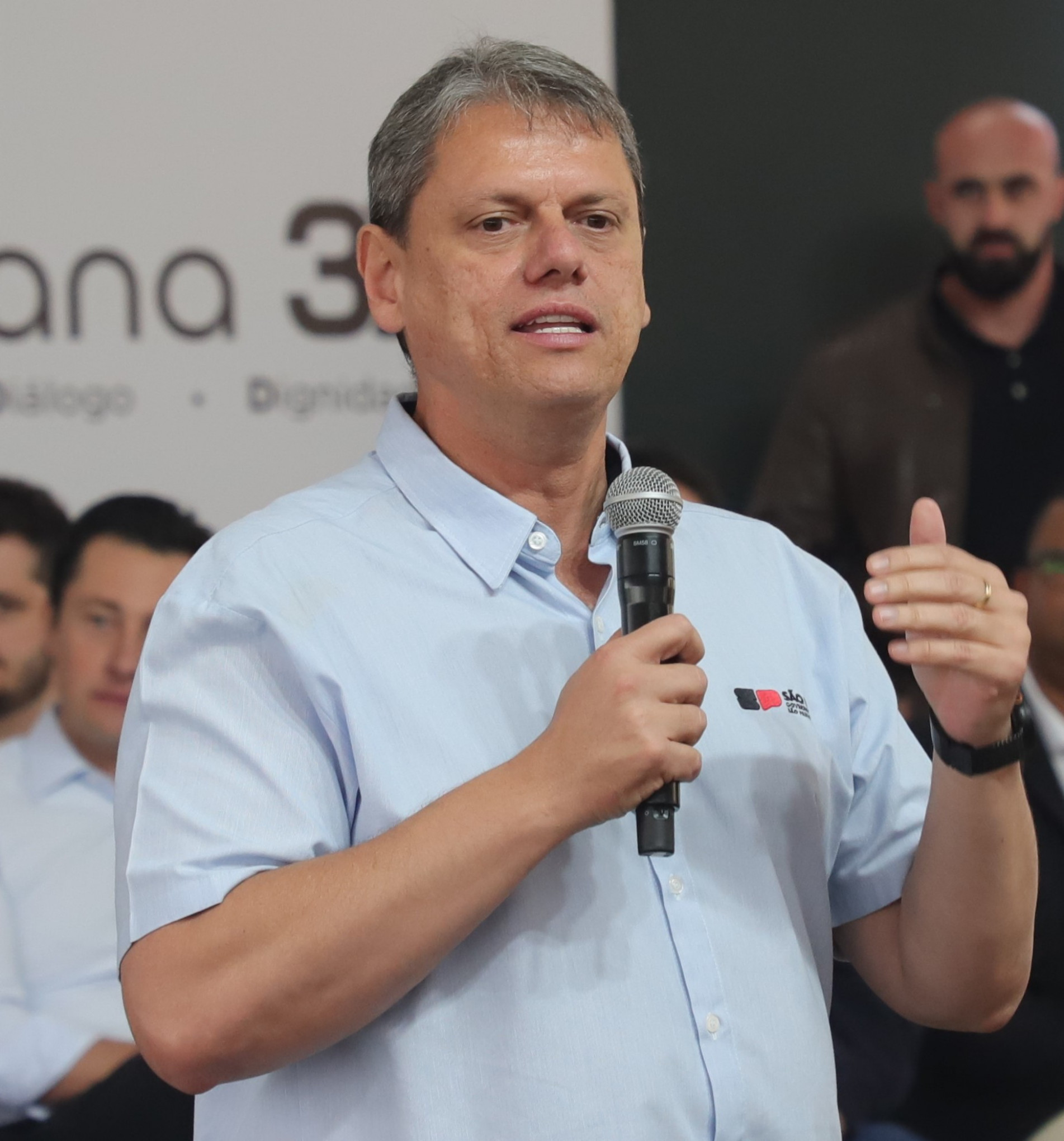 
O governador de São Paulo, Tarcísio de Freitas (Republicanos), foi submetido a um procedimento de radioablação na tireoide por ultrassonografia na tarde deste domingo (3)