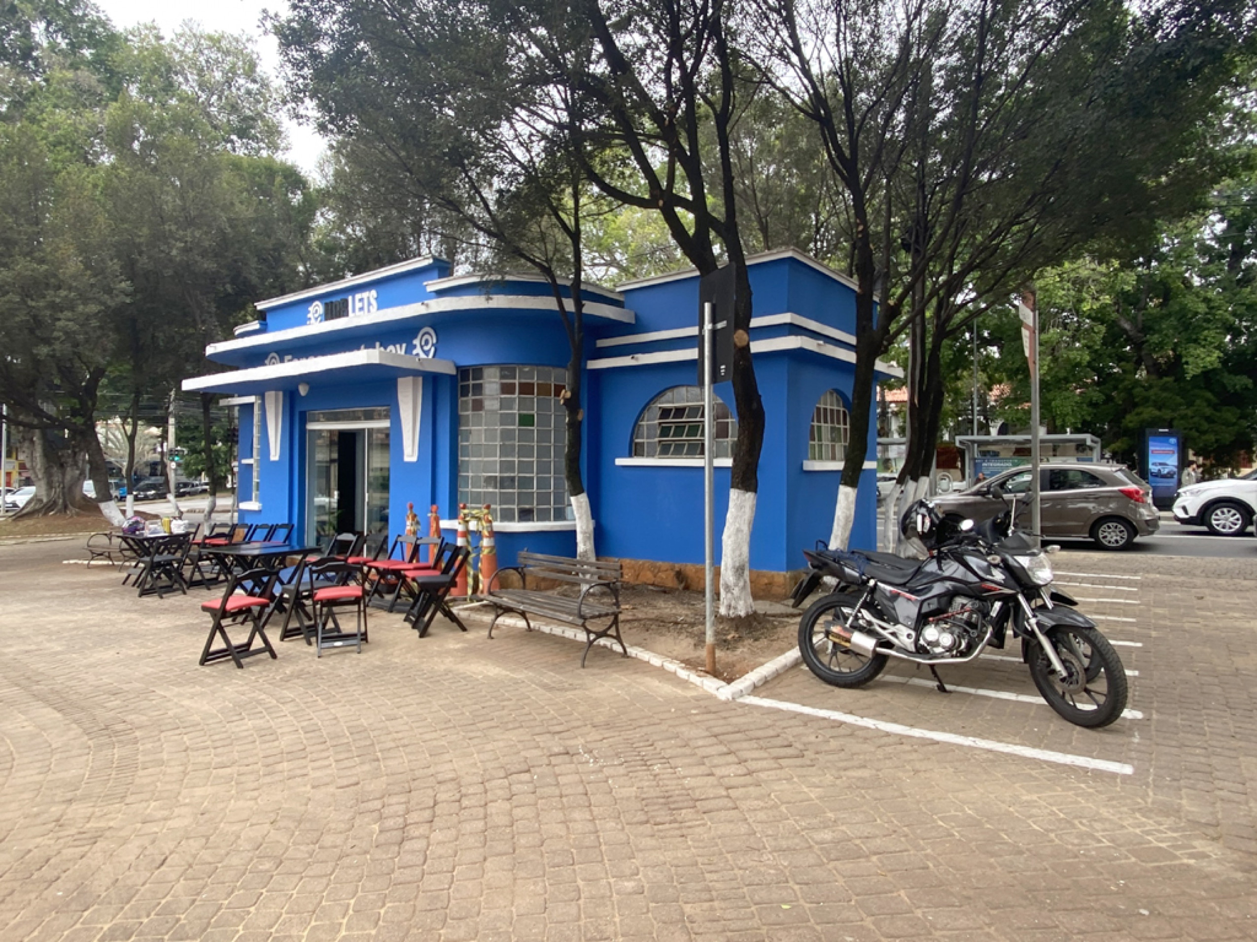 Espaço para motoboys foi inaugurado ontem, na cor azul
