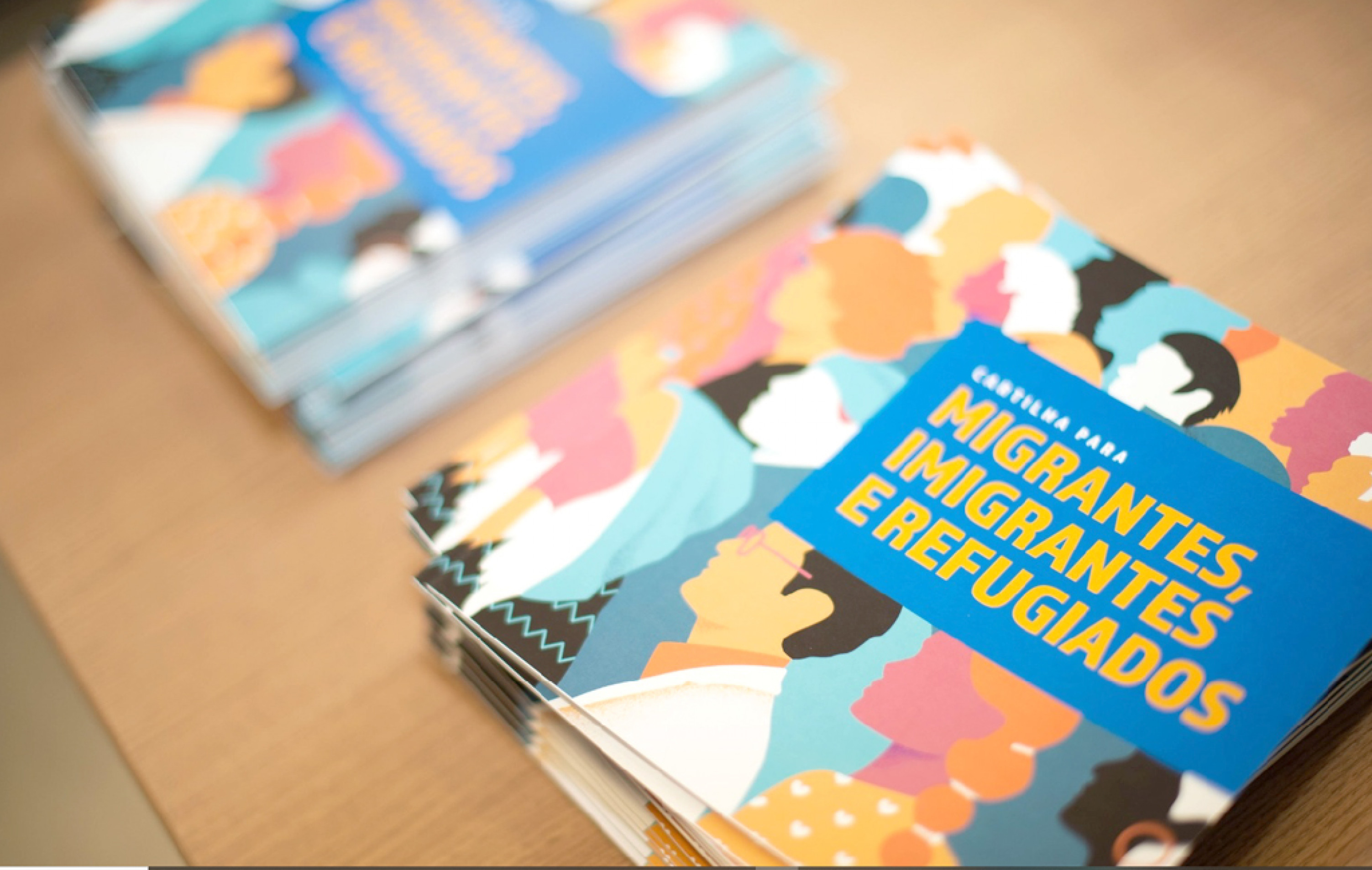 Cartilha em vários idiomas orienta migrantes e refugiados sobre serviços e direitos; material teve apoio do MPT e da Unicamp
