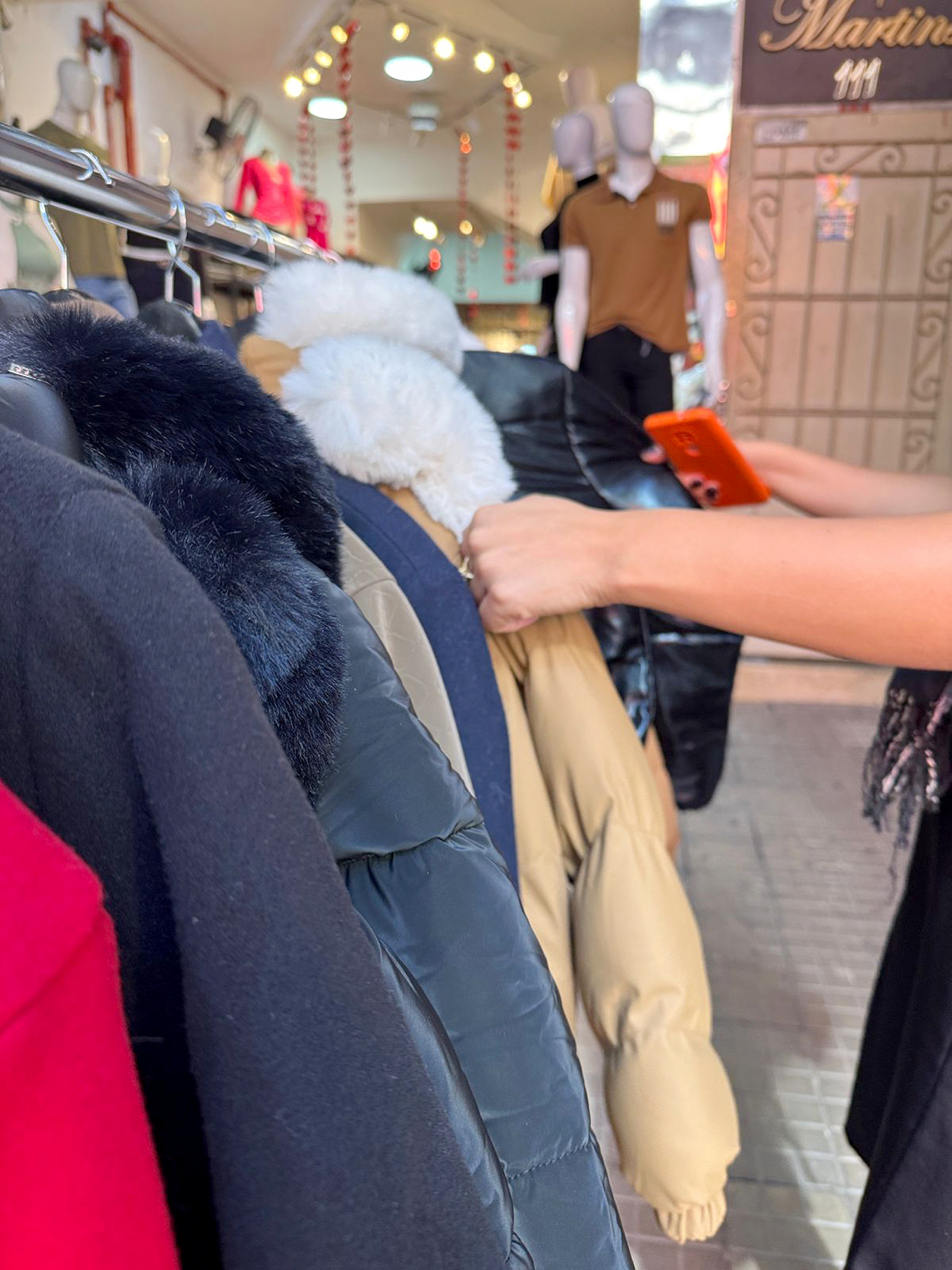 Setor de comércio lidera contratações, enquanto serviços acumulam retração em dois meses
