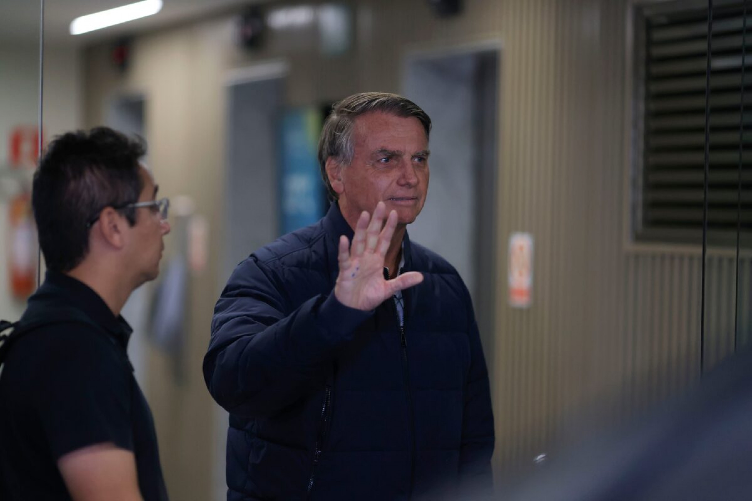 Jair Bolsonaro ficará em prisão domiciliar por ordem do ministro Alexandre de Moraes 