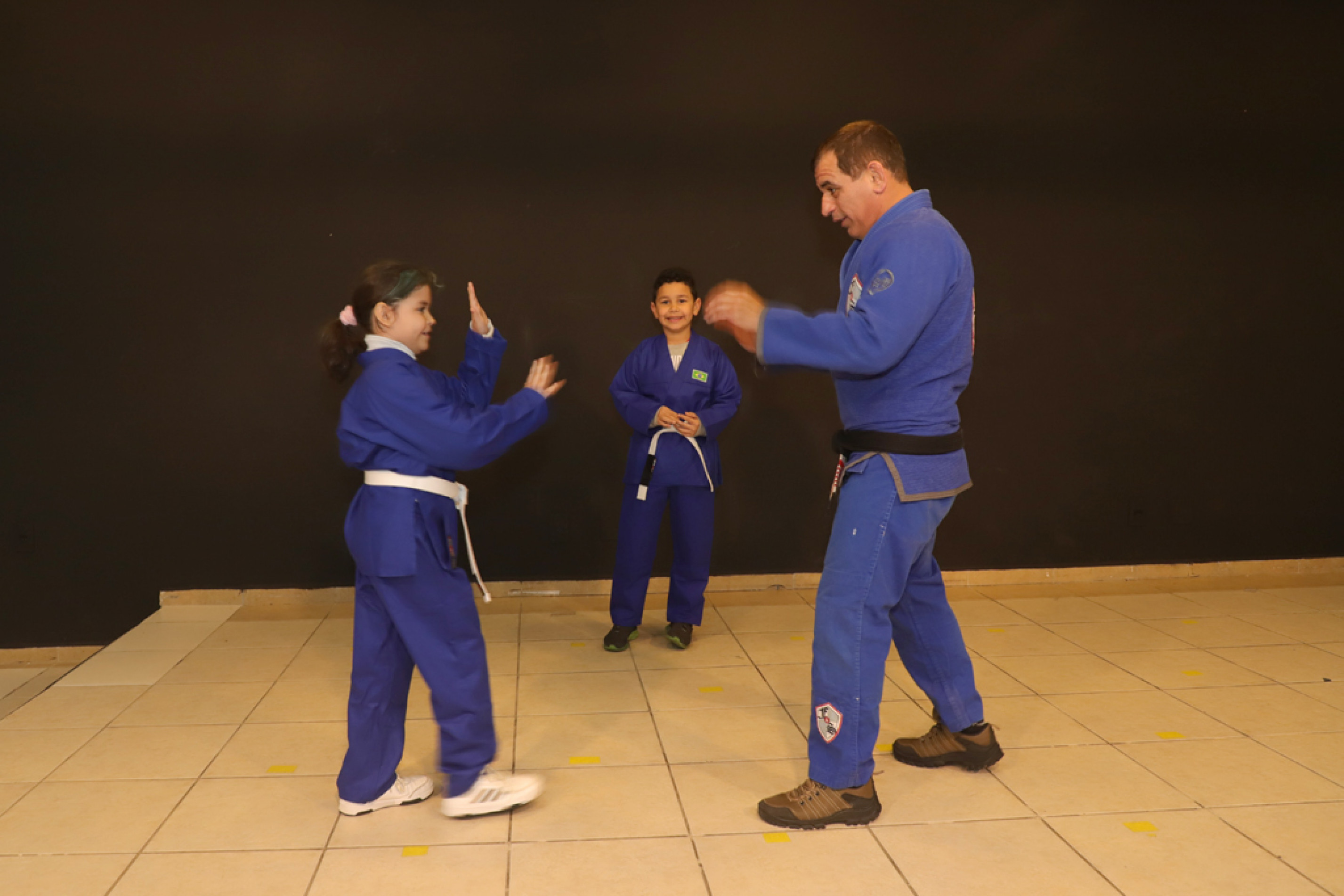 Iniciativa une arte marcial à introdução da língua inglesa: ampliação das experiências formativas