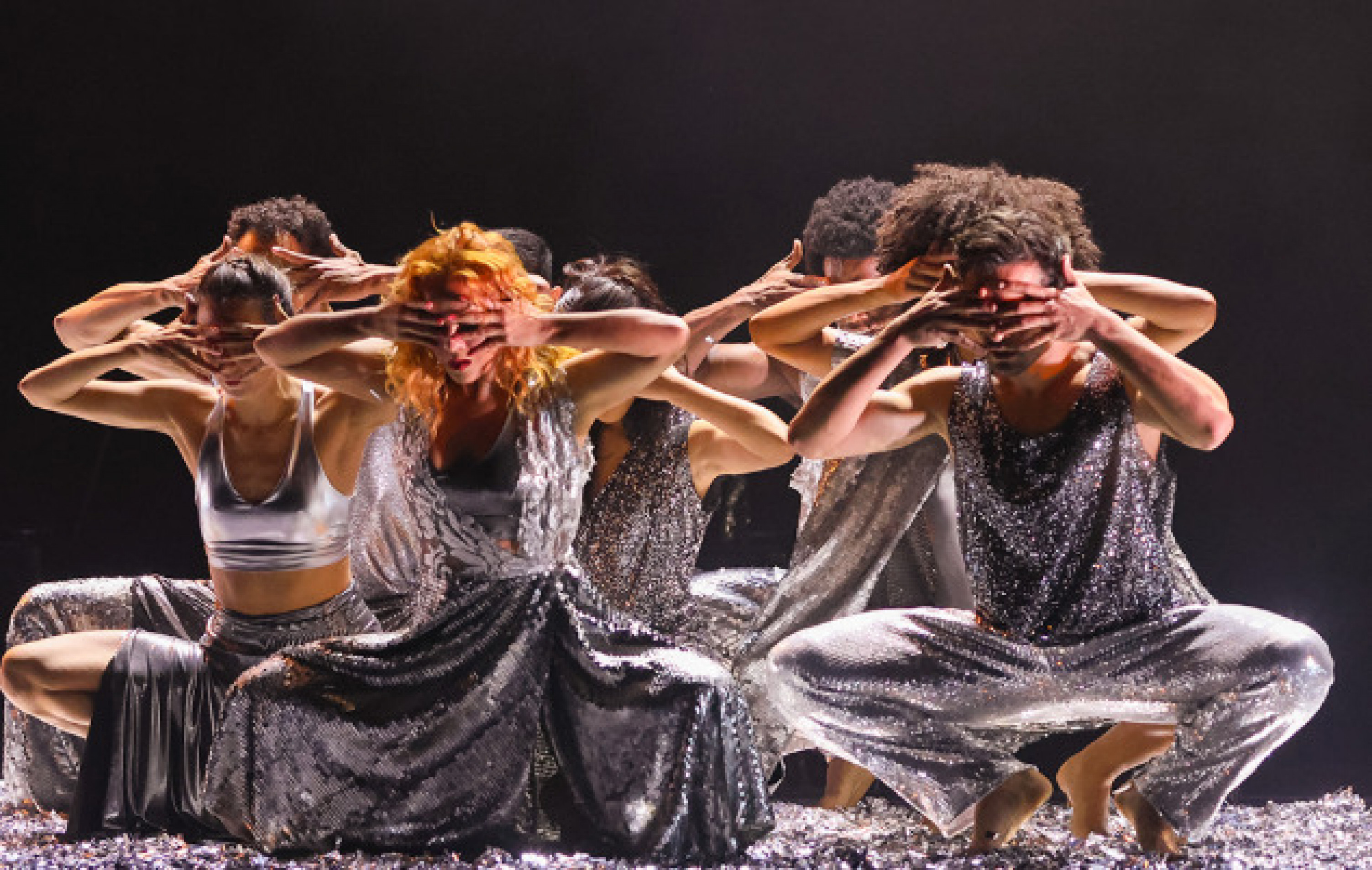 A coreografia leva ao palco a música brasileira em diálogo com a dança contemporânea. 