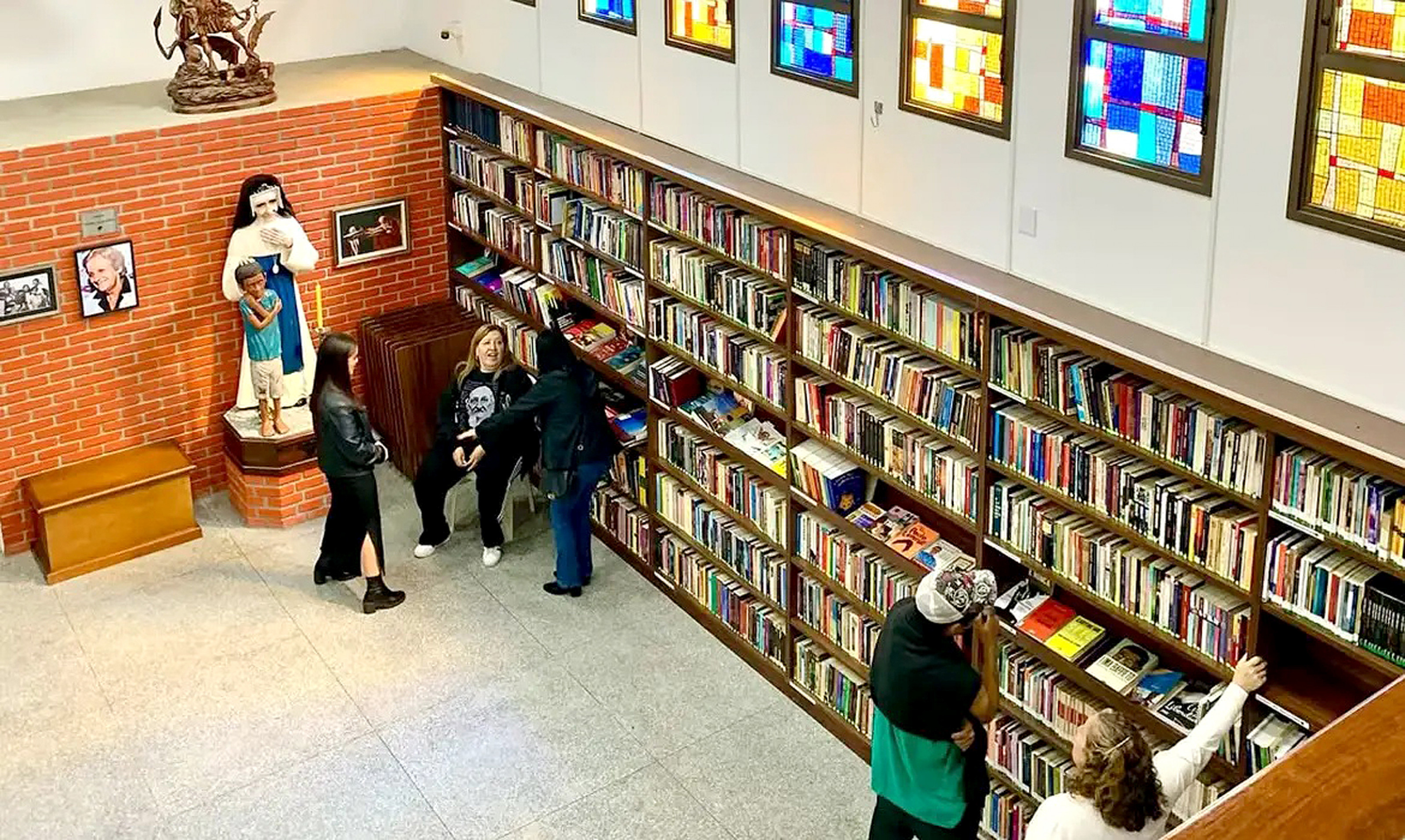 Local oferece livros e acesso à Internet 
