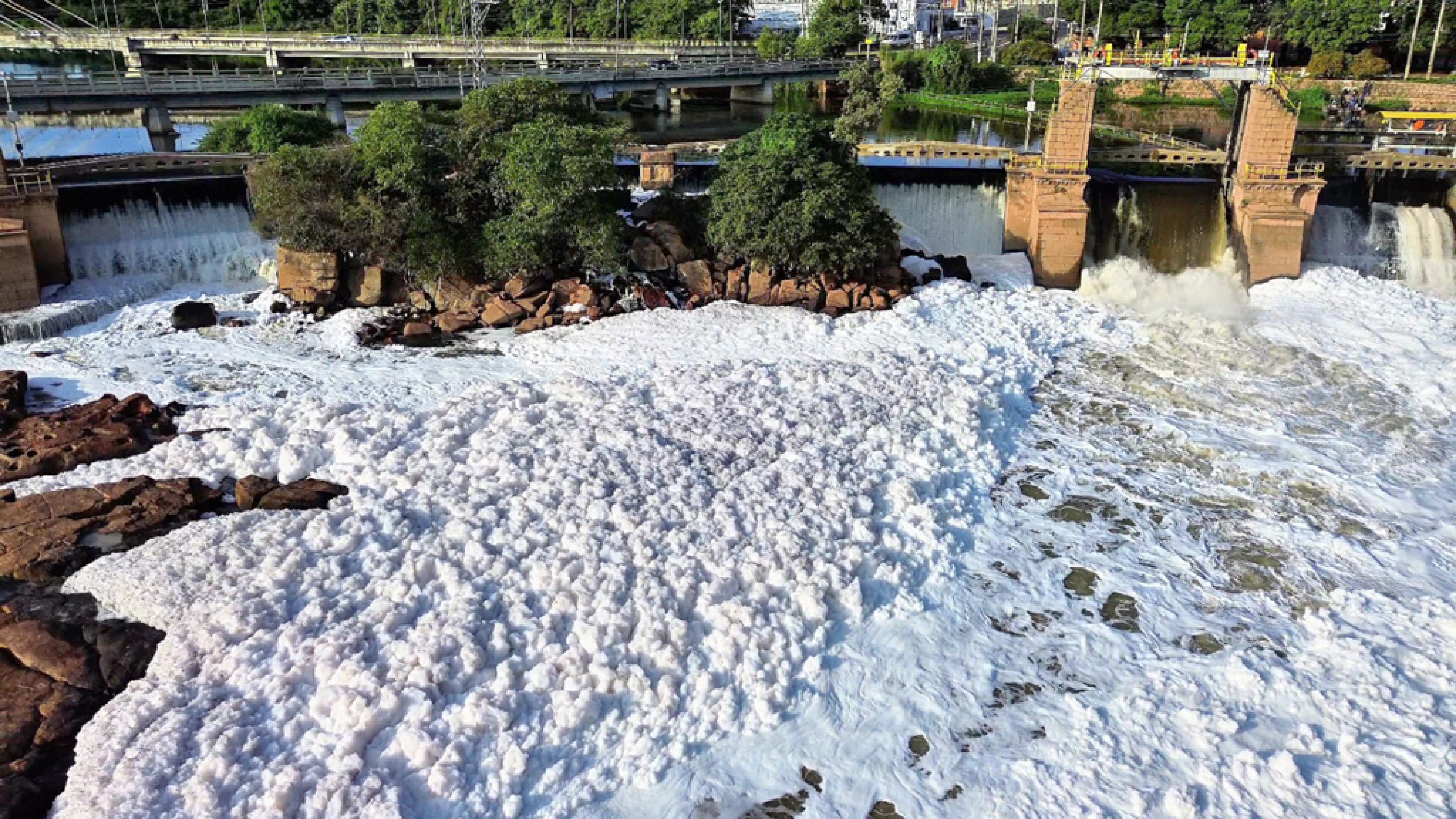 Espuma é causada pela presença de detergentes e saponáceos contidos no esgoto