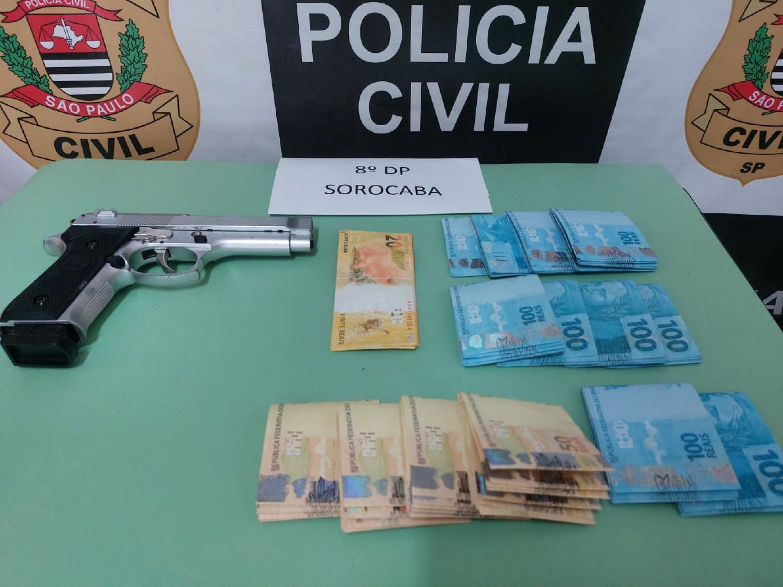 137 cédulas com indícios de falsificação, sendo 96 notas de R$ 100, 37 de R$ 50 e 4 de R$ 20