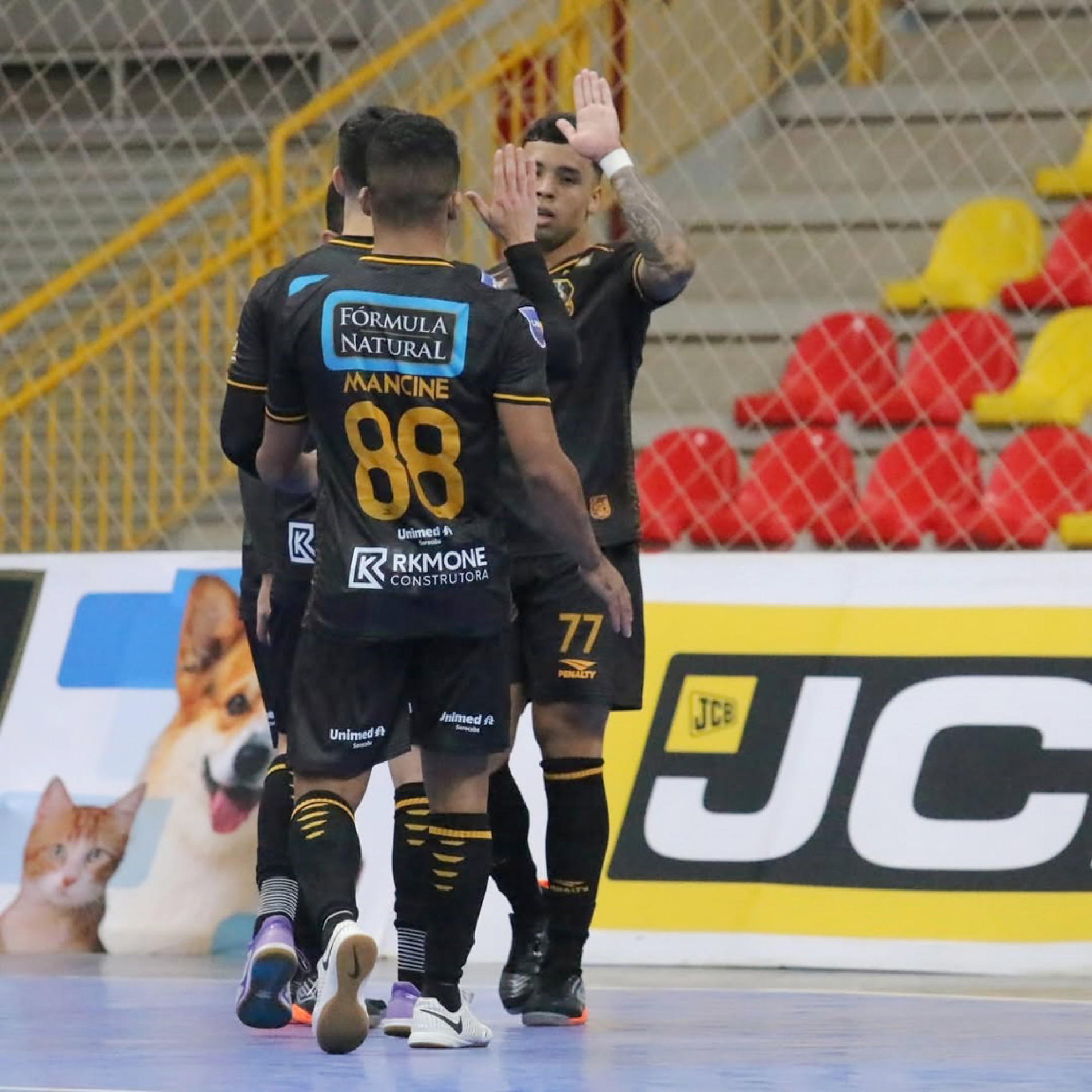 Jogadores comemoram mais um da goleada
