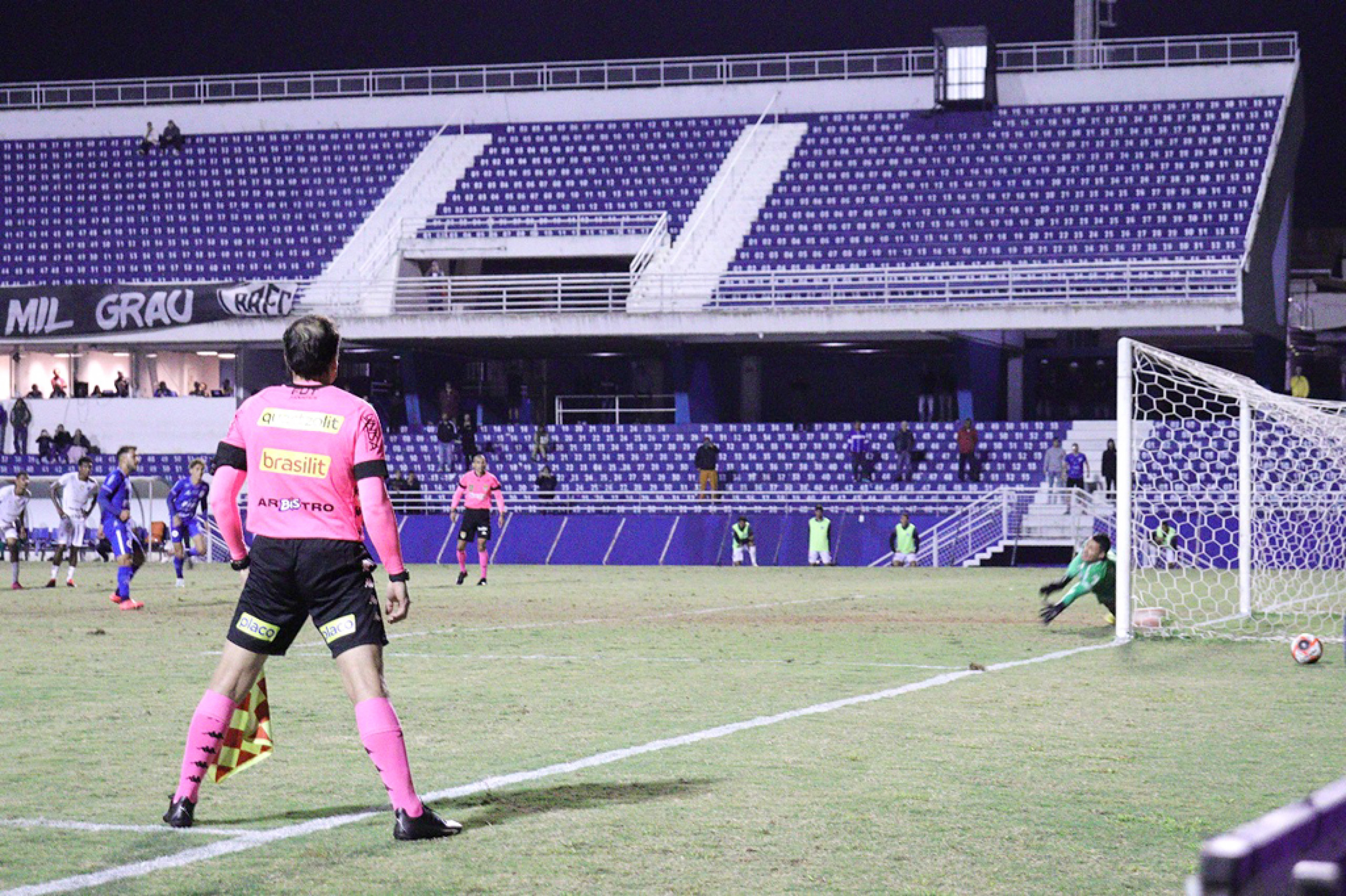 Atacante Lauder em cobrança de pênalti para o time sorocabano: esperança de conquistar a vaga
