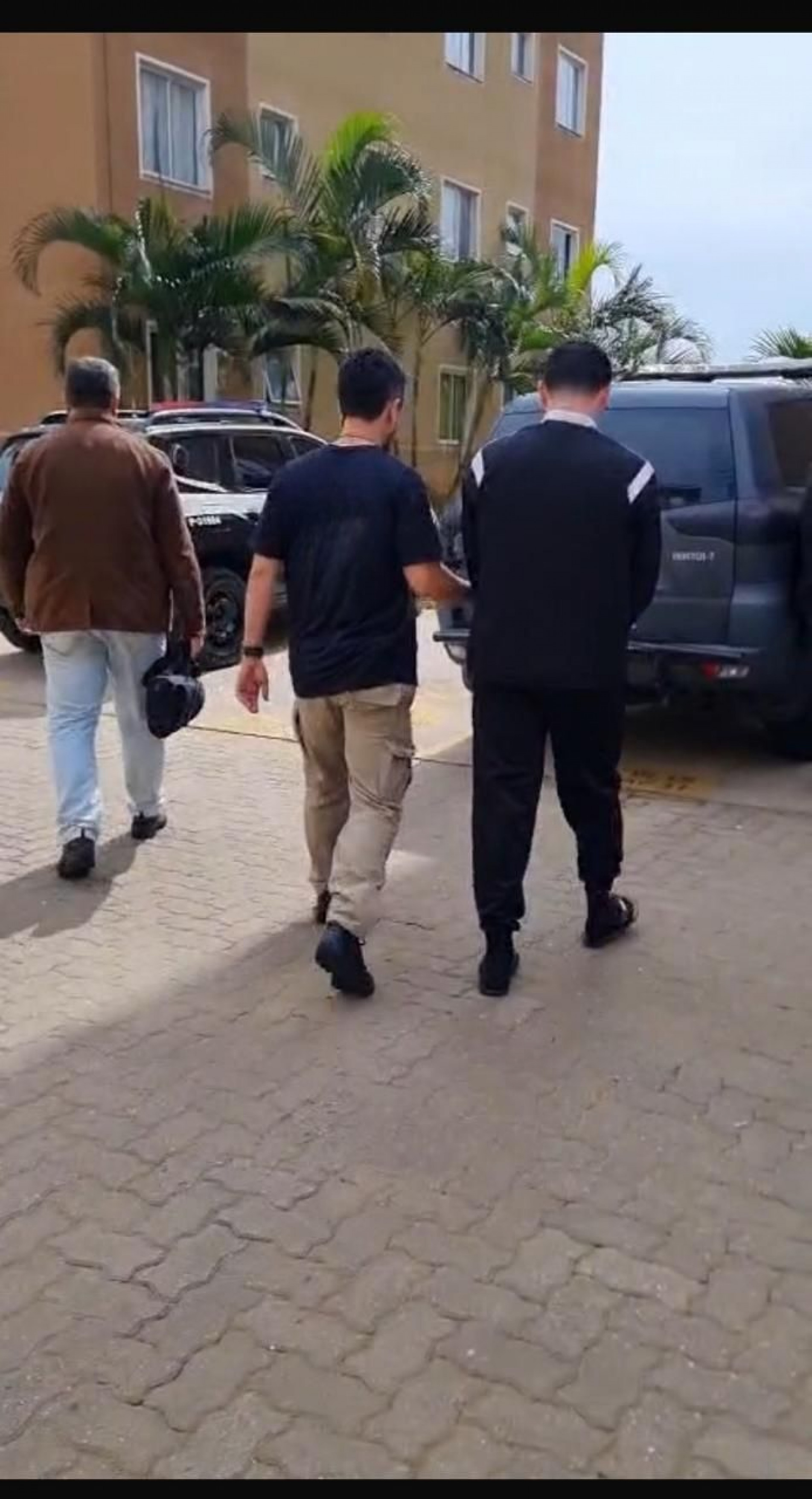 Após análise das imagens captadas por câmeras de segurança, os policiais civis conseguiram confirmar a identidade dos investigados