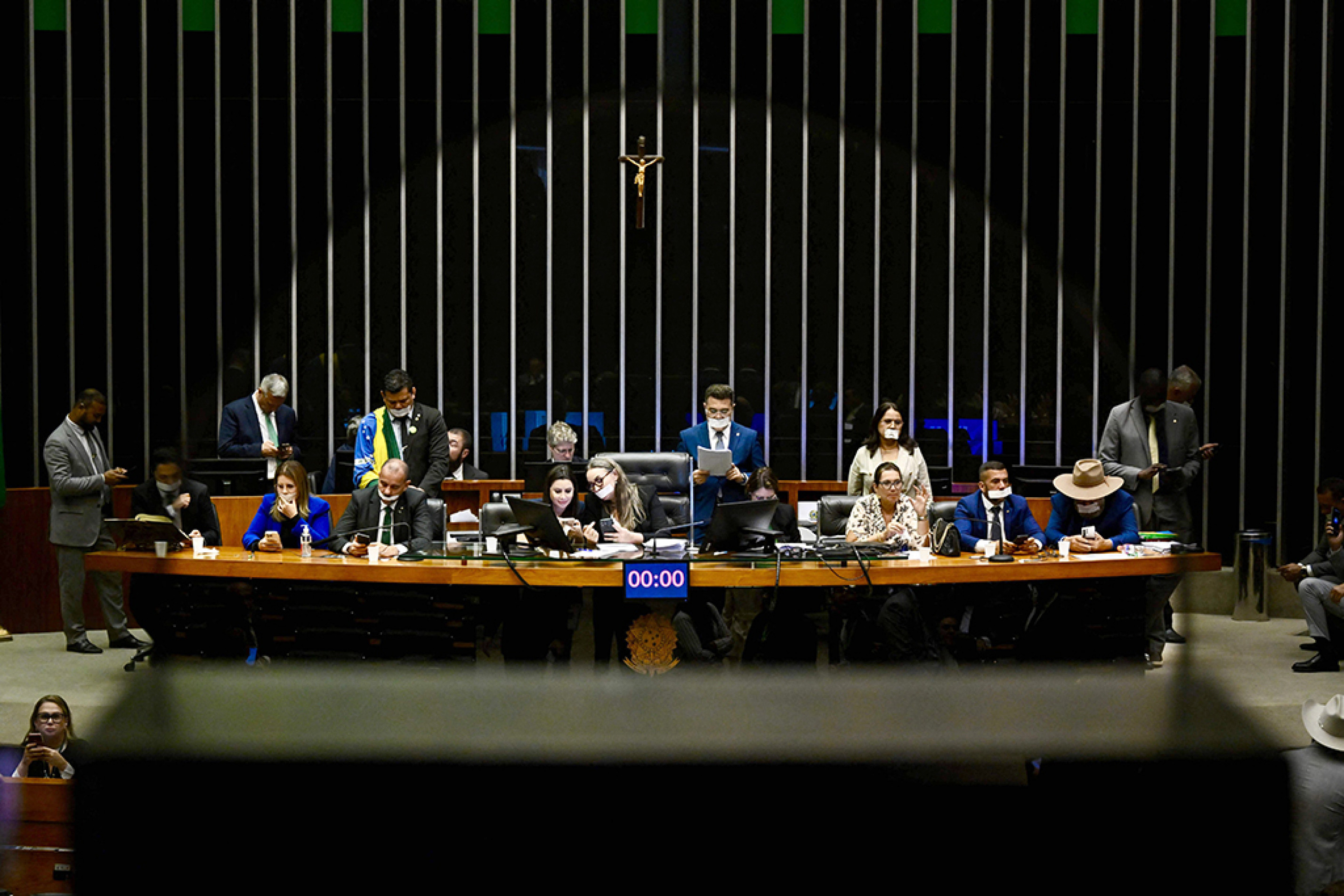 Deputados e senadores ocuparam as mesas diretoras
