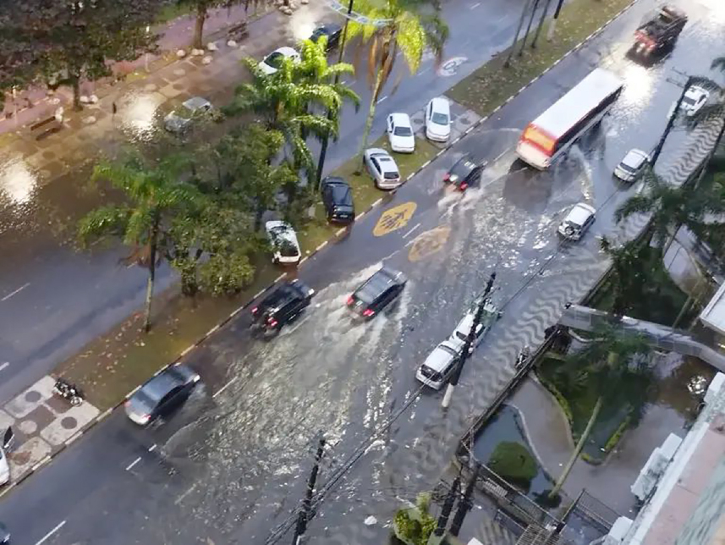 Choveu 119 mm e avenida na orla foi tomada pela água 
