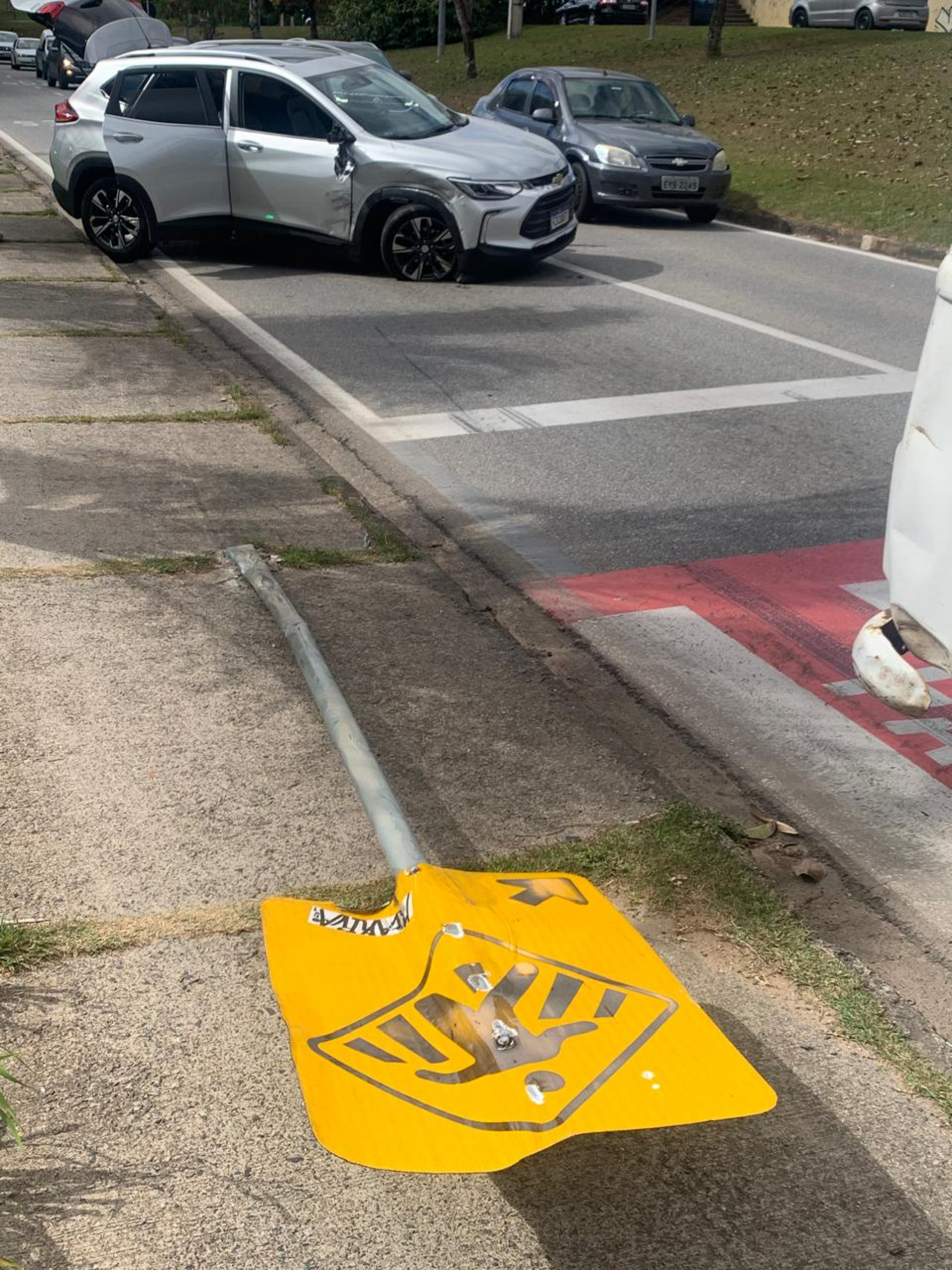 Faixa viva causa acidente envolvendo três carros, ninguém ficou ferido 