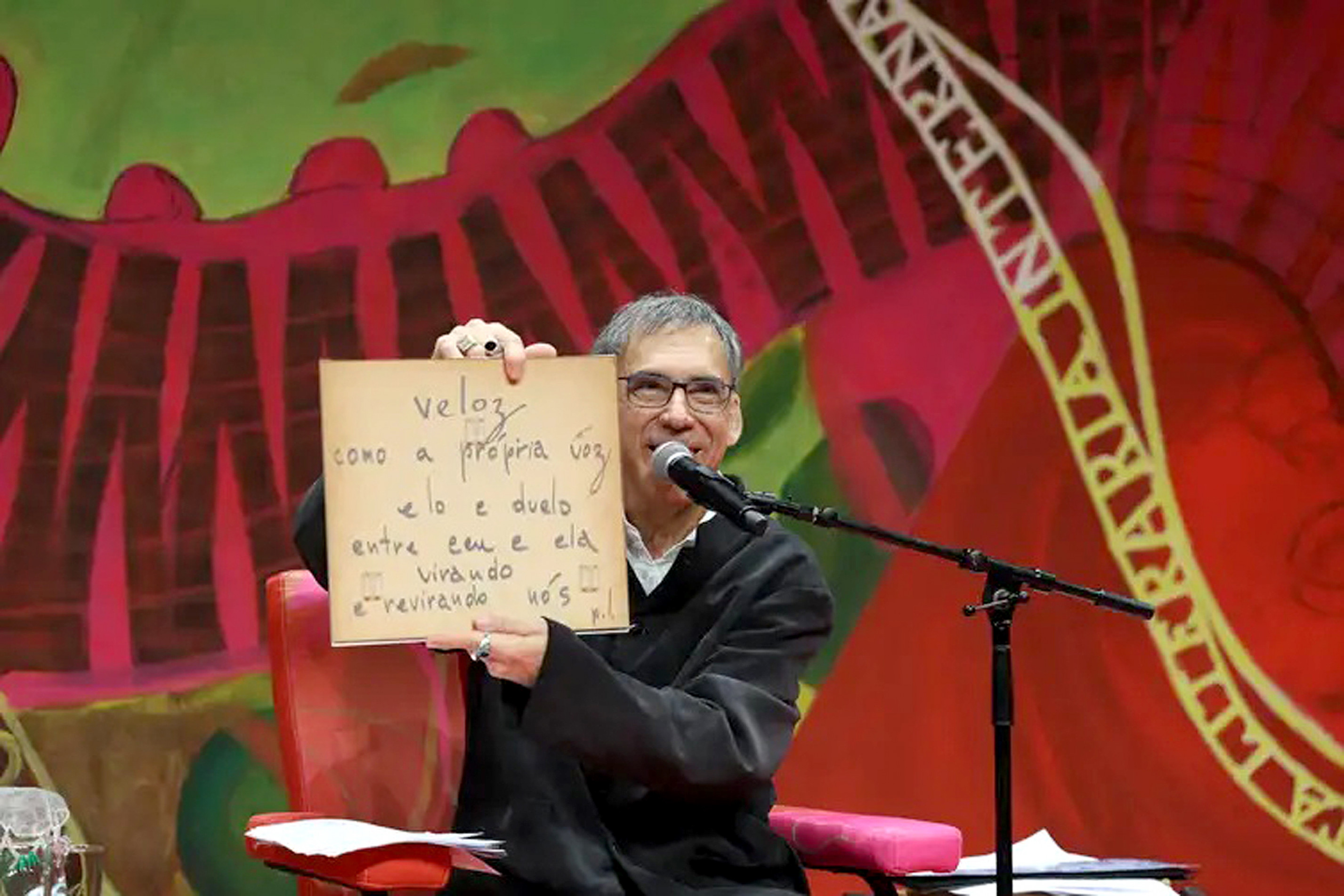 Arnaldo Antunes declamou versos manuscritos do escritor e poeta curitibano
