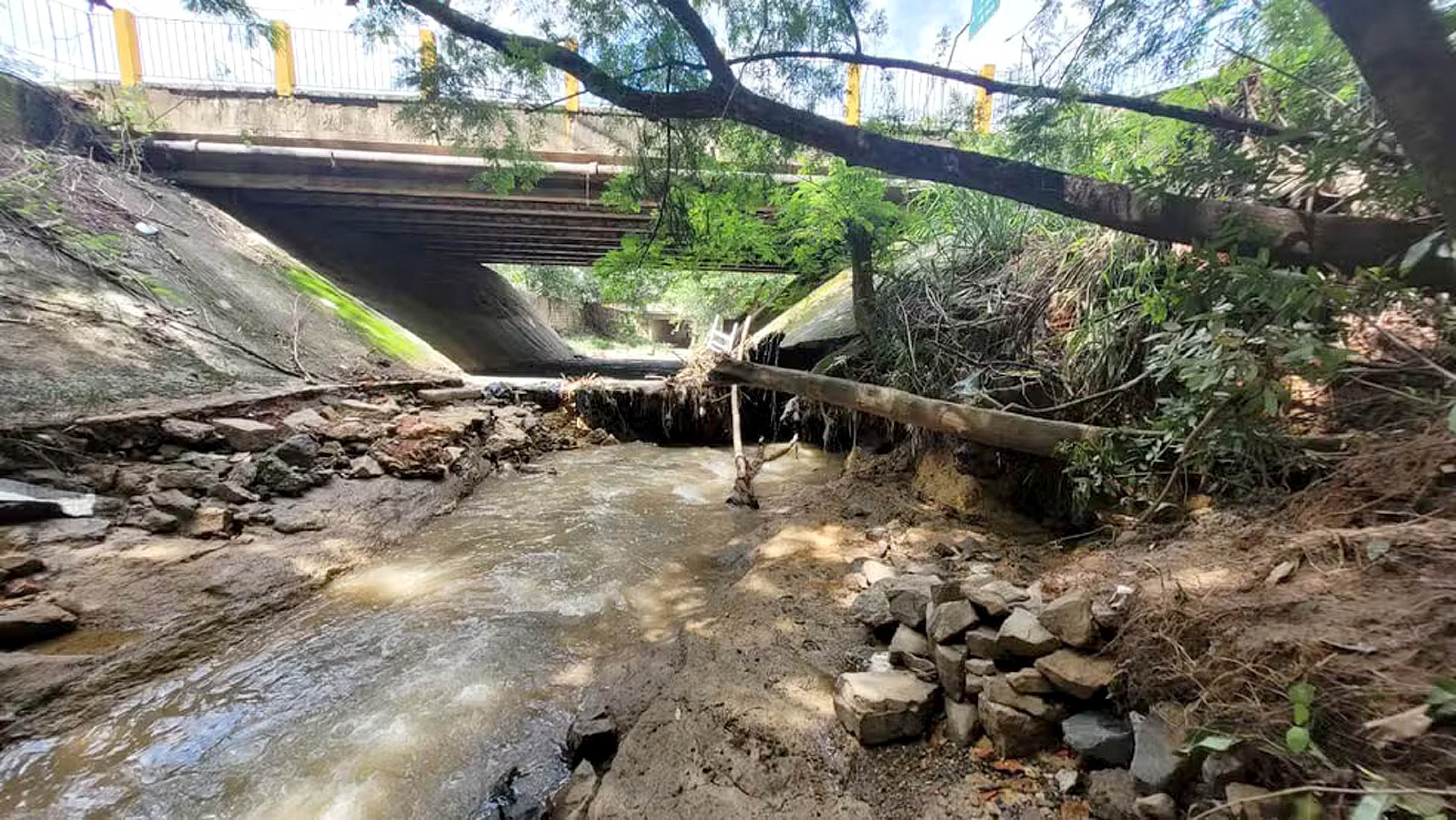 Córrego do Ajudante recebeu efluentes sem tratamento
