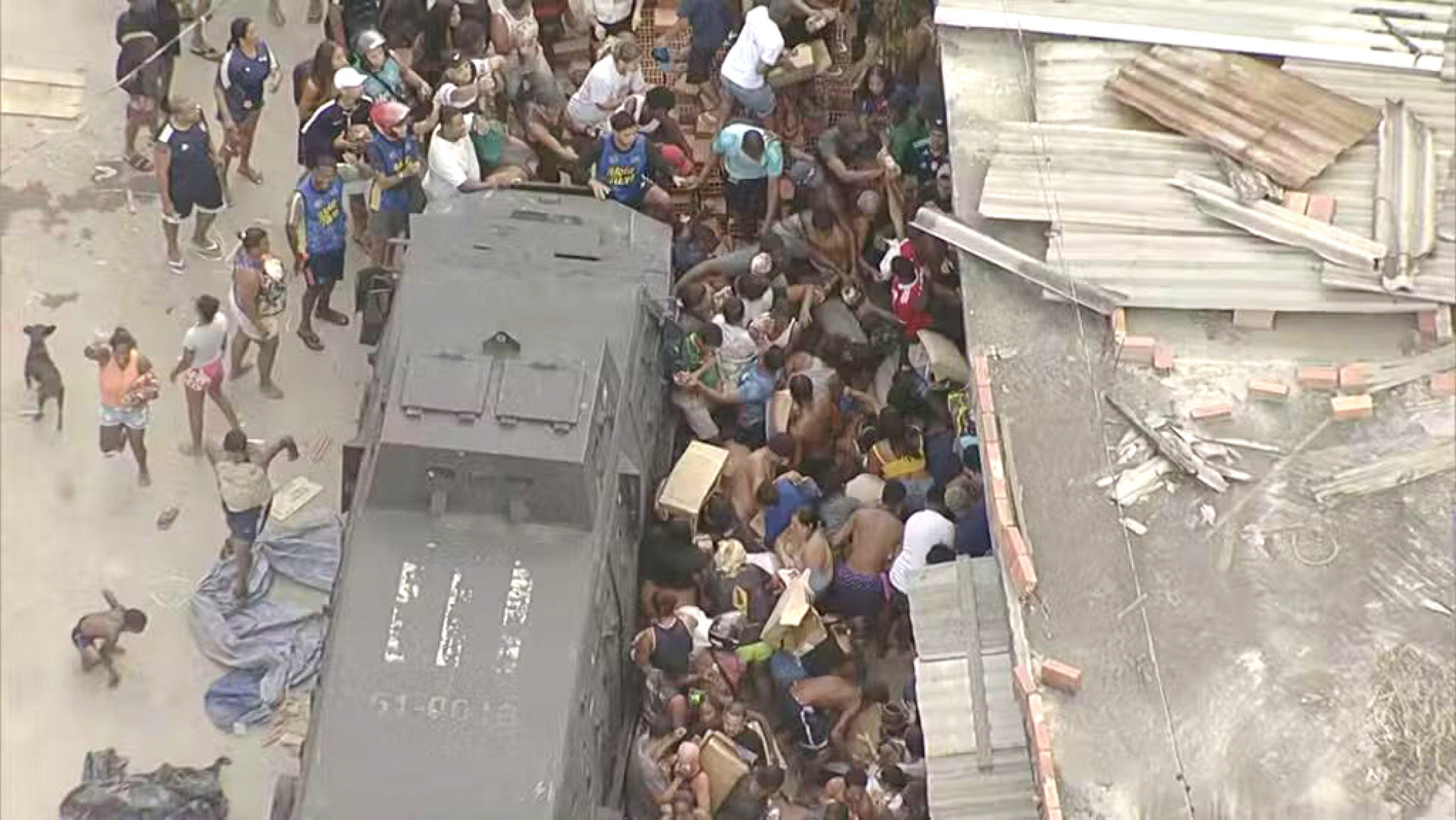 PMs não puderam evitar saque da mercadoria