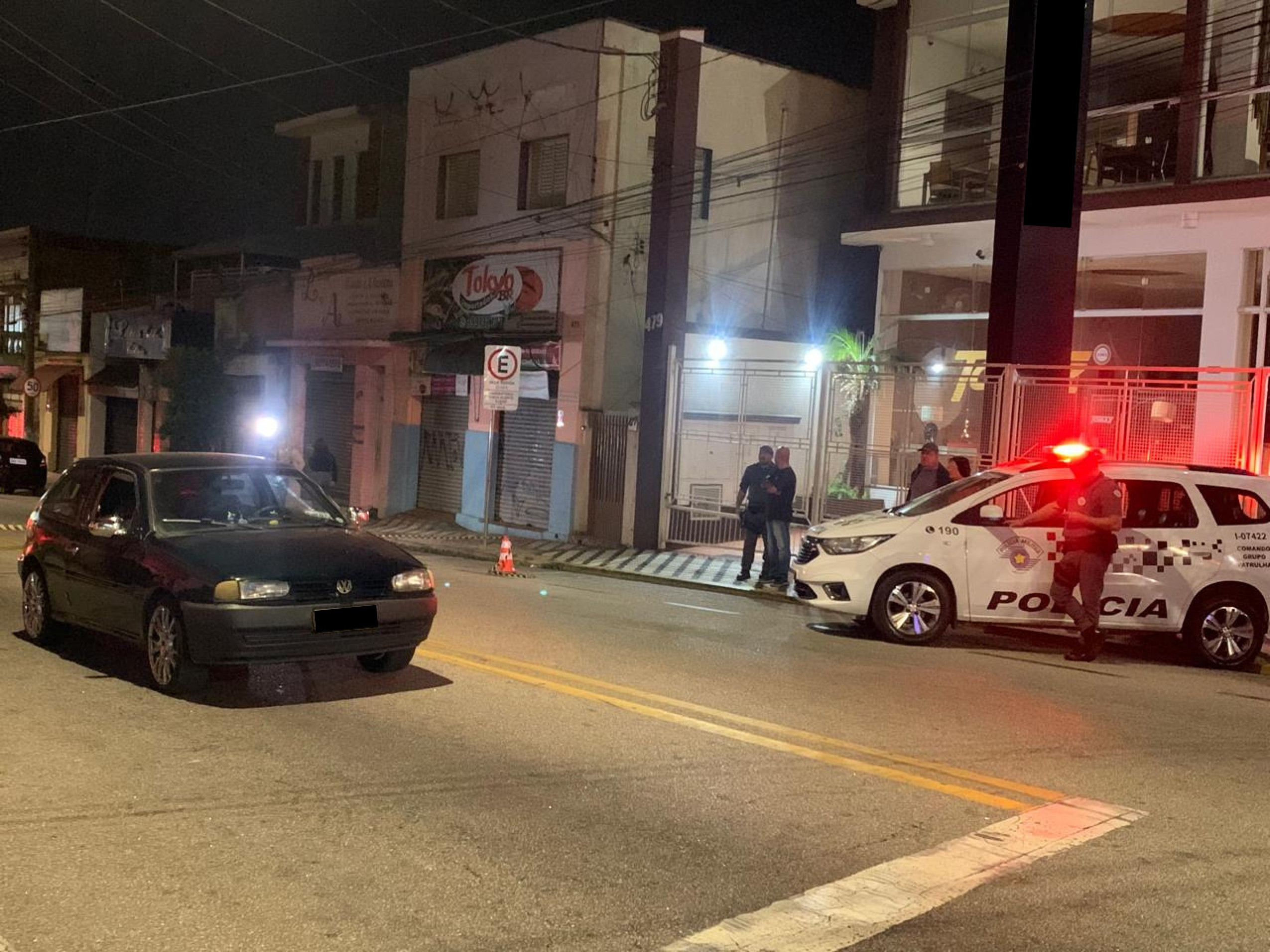 O homem foi alvejado dentro do carro