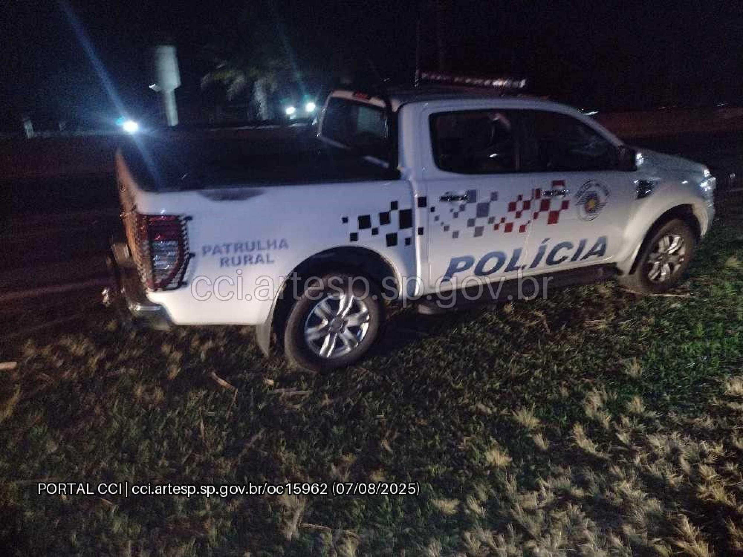 Os carros pararam no gramado lateral após a batida
