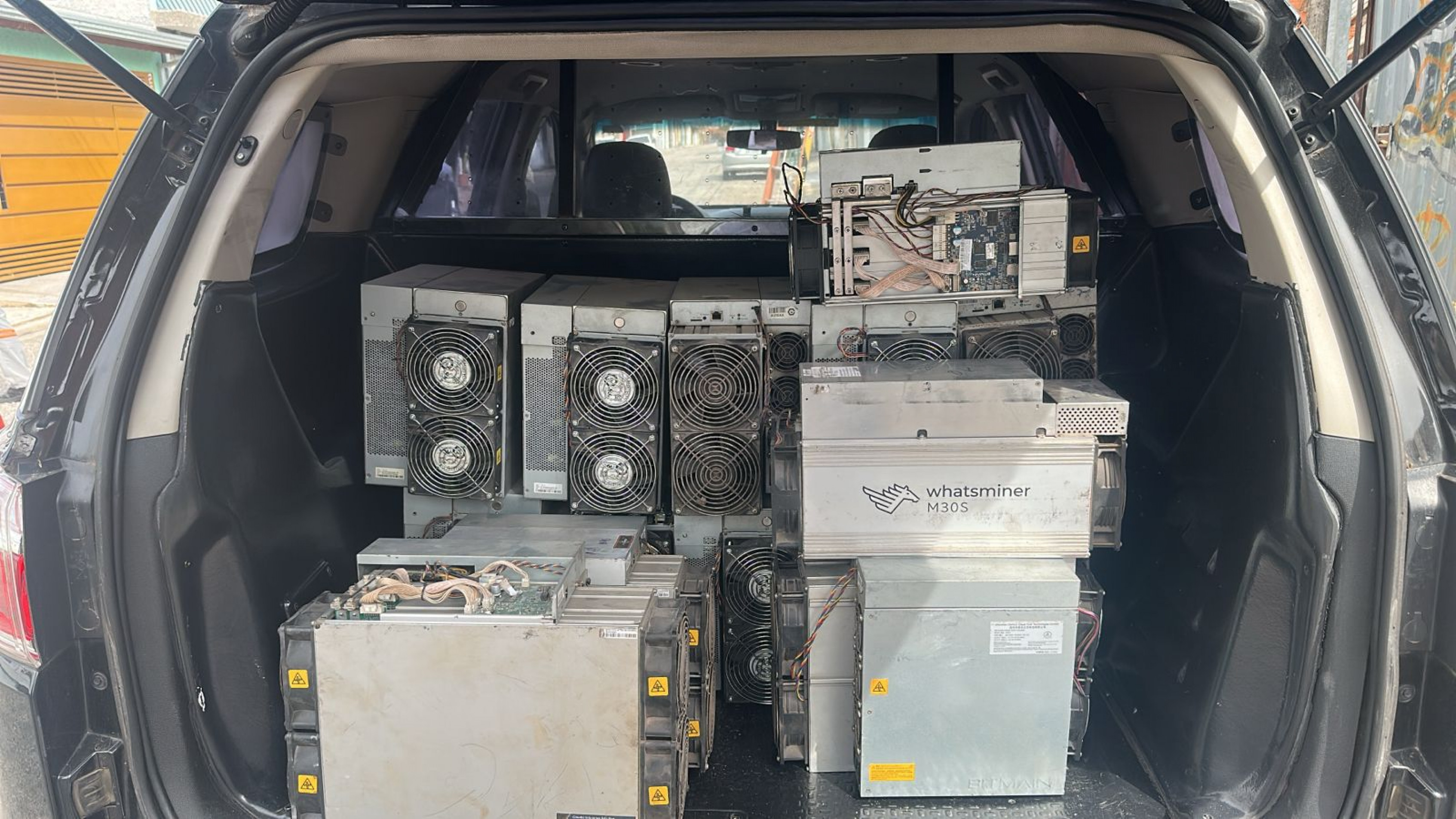 Durante as diligências, os agentes localizaram e apreenderam 59 equipamentos ASIC (Circuito Integrado de Aplicação Específica), todos em pleno funcionamento, utilizados na atividade de mineração. Também foram apreendidos dois notebooks, uma CPU e um aparelho celular