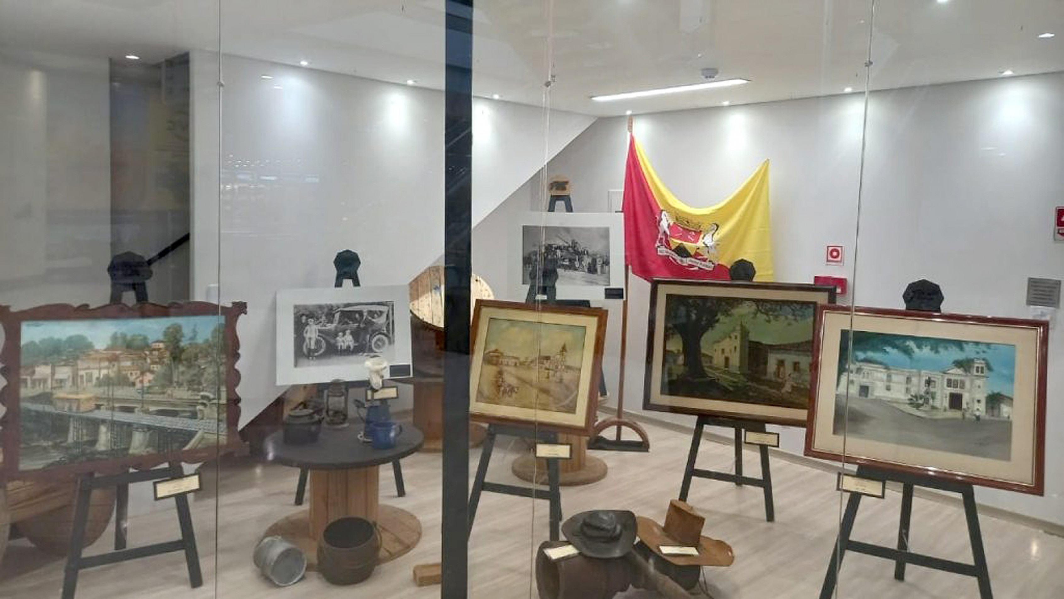 Quadros a óleo e objetos ligados à fundação de Sorocaba compõem a exposição
