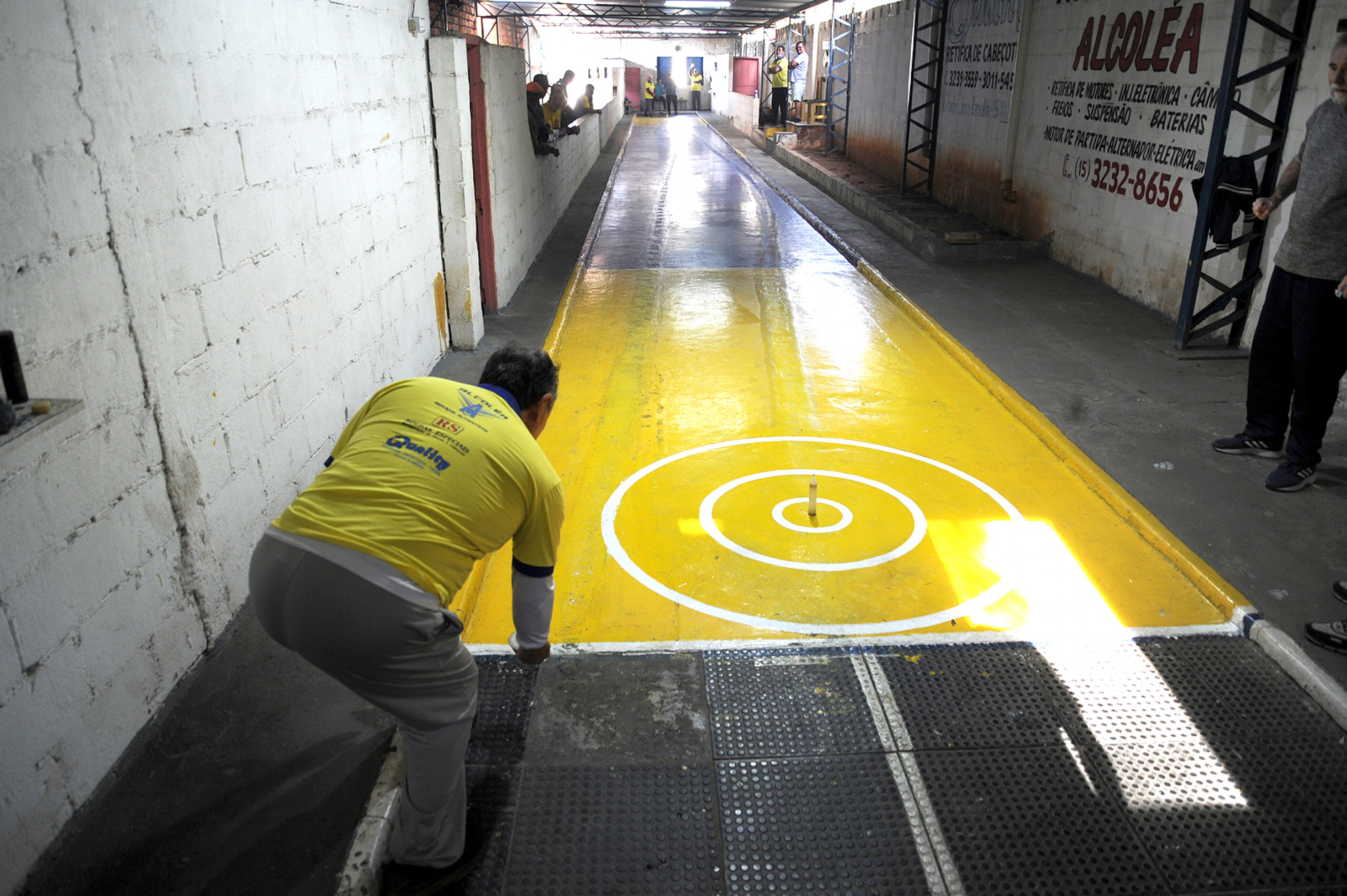 Grupo se reúne às quintas e aos sábados na rua Jerônimo Rosa: esporte que sobrevive ao tempo
