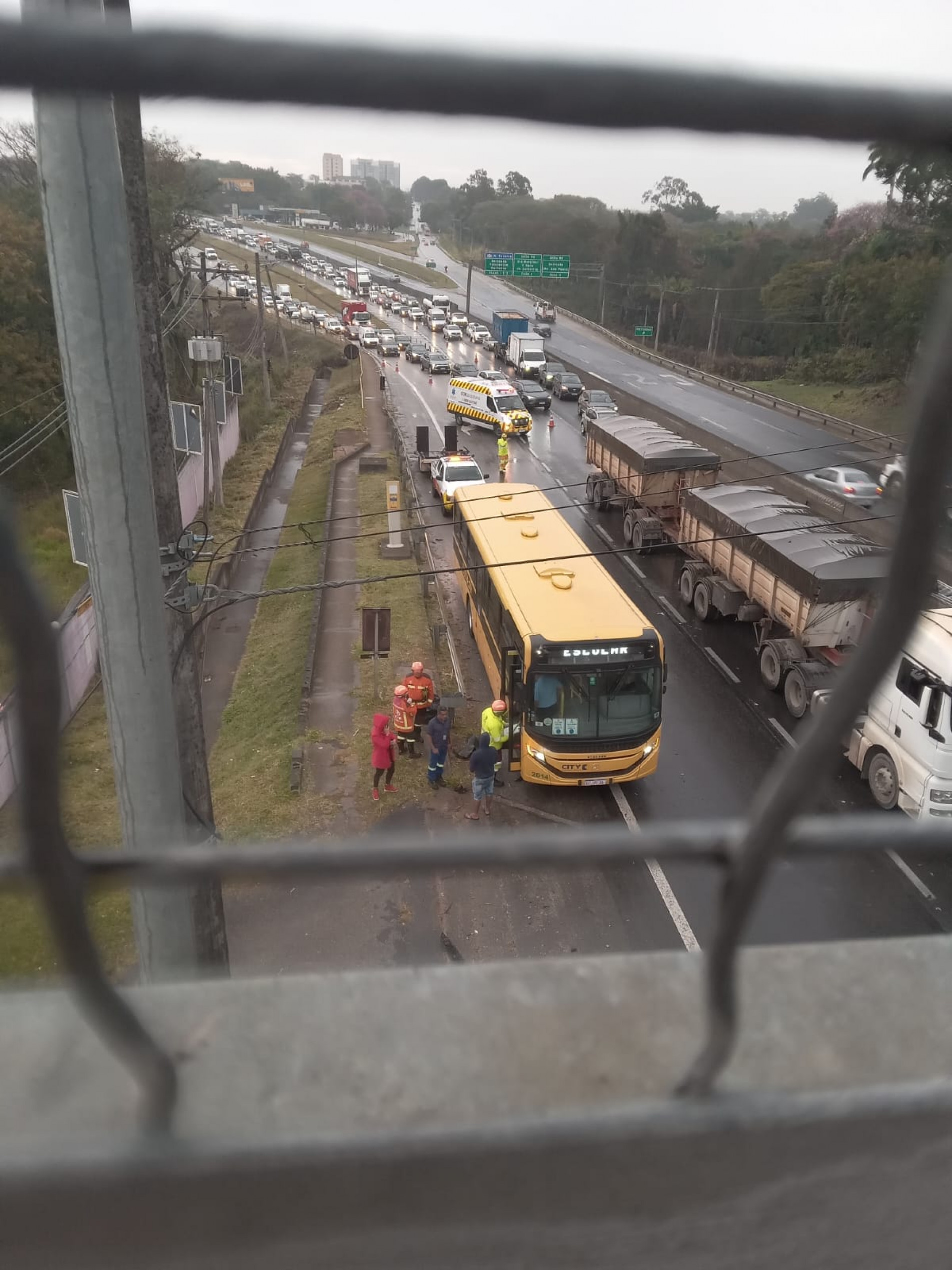 A rodovia apresenta mais de 5 quilômetros de lentidão e congestionamento.

