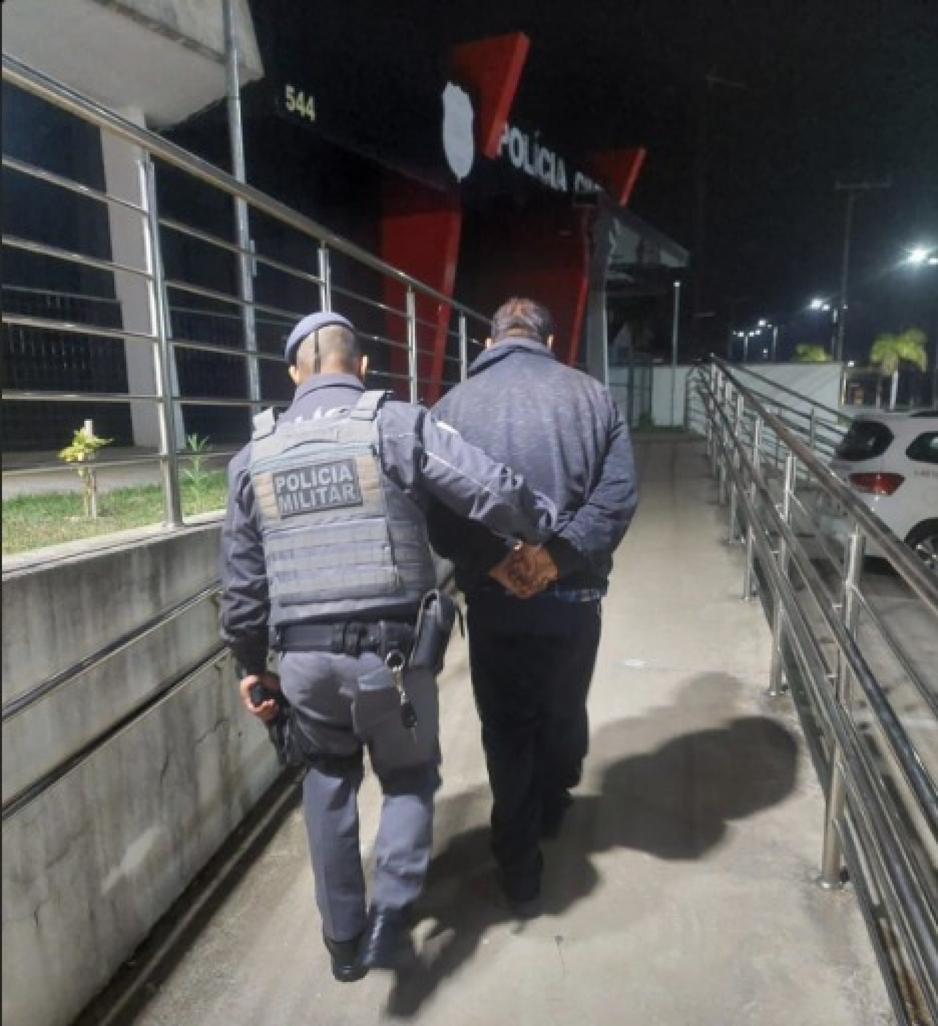 Uma faca foi apreendida com ele