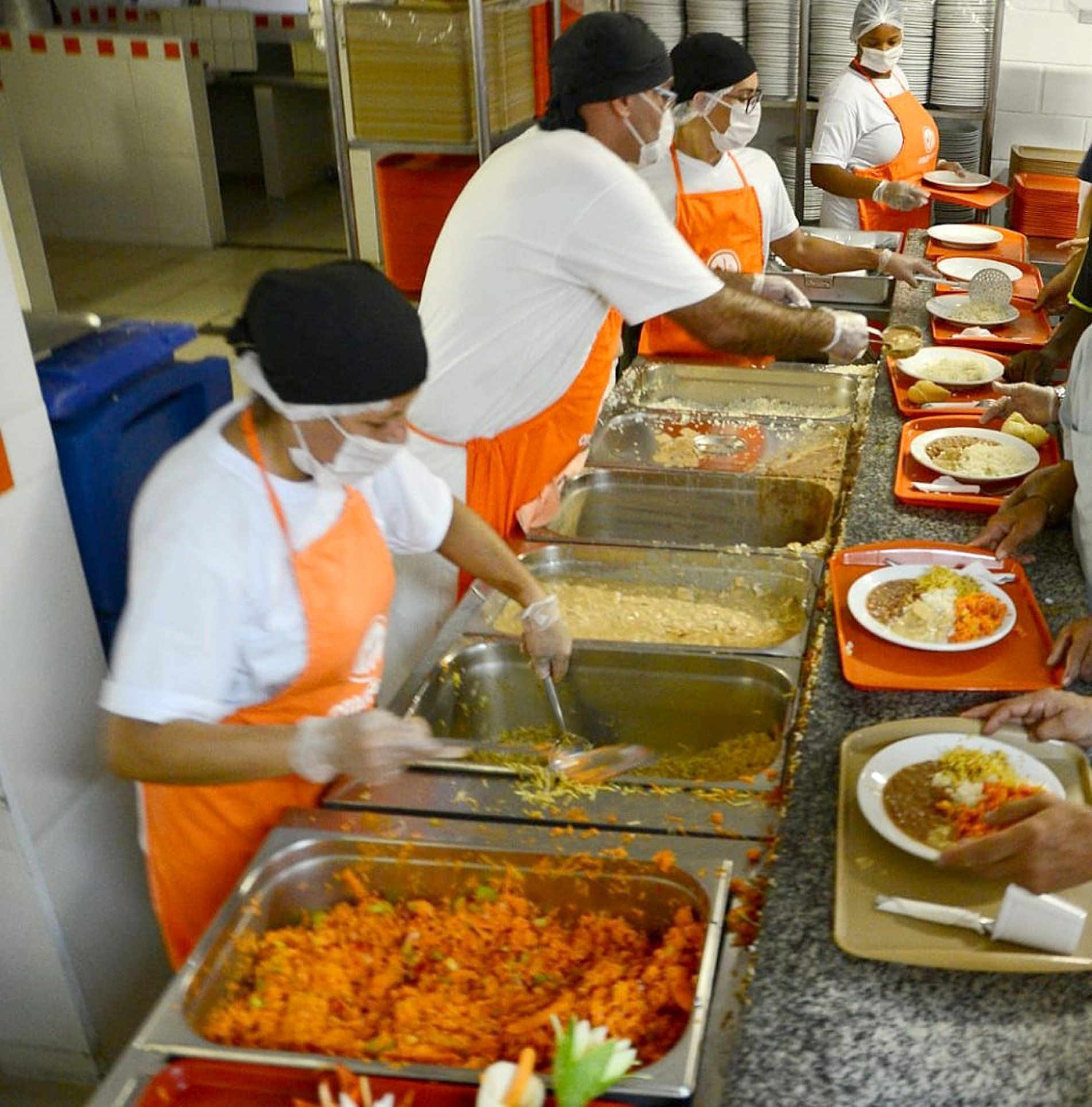 Refeições são preparadas no Bom Prato 