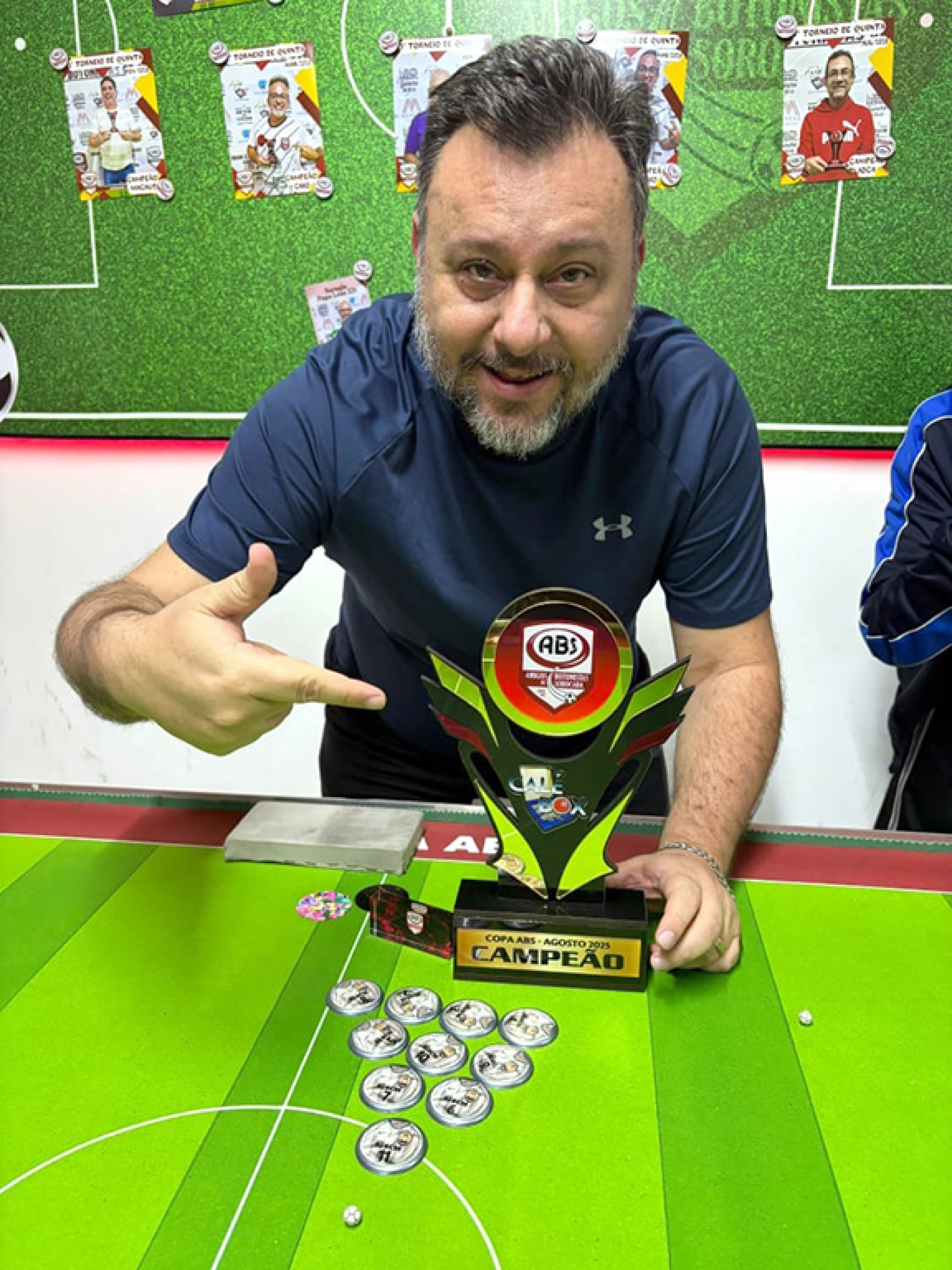 Sorocabano posa com o time e o troféu de campeão 