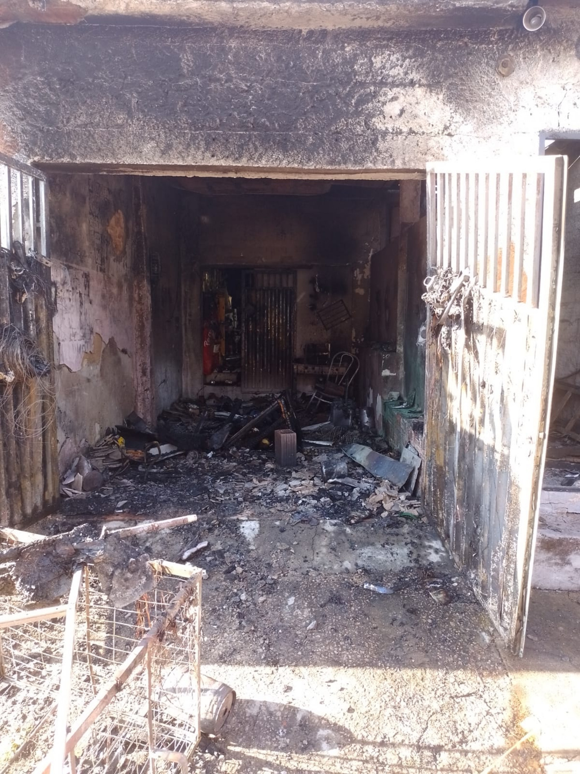 O incêndio foi controlado rapidamente, mas a casa foi interditada e aguarda perícia