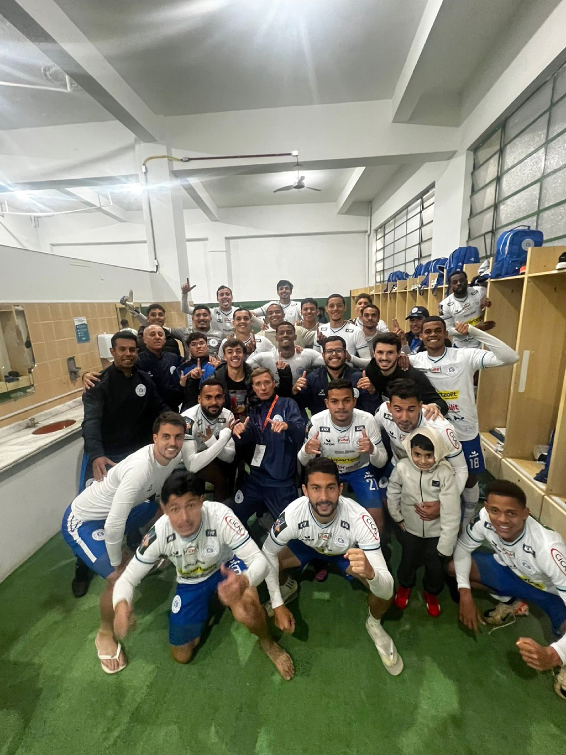 Ainda em Campinas, jogadores comemoram mais três pontos: festa nos vestiários
