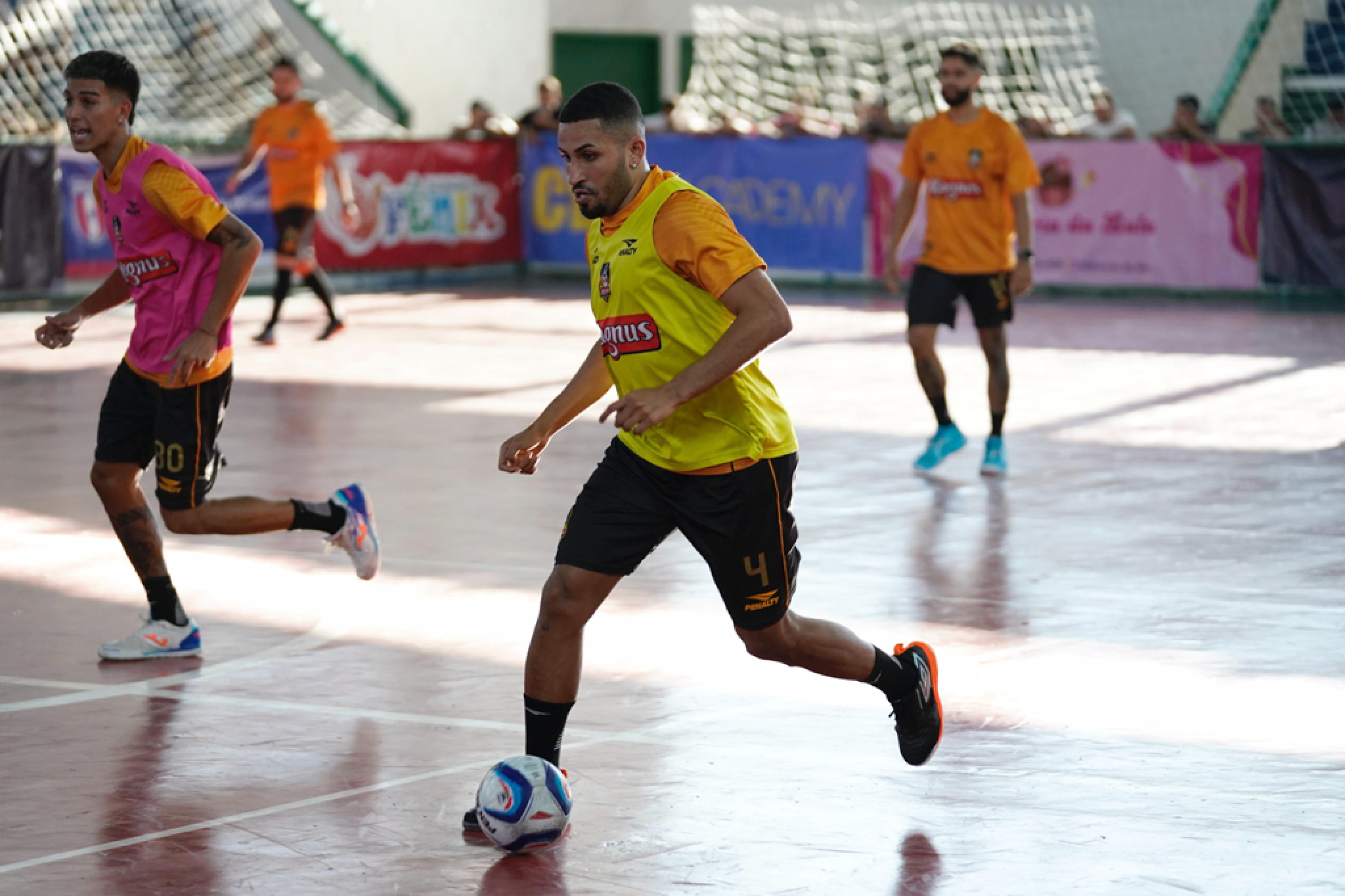 Atletas treinam no local da partida desta noite: 24 horas de viagem