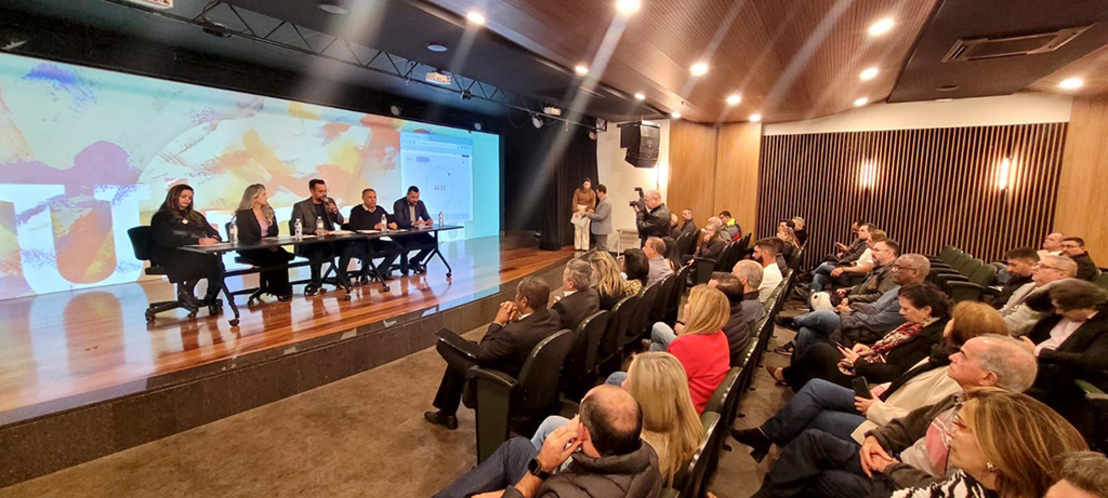 Audiência pública ocorreu ontem à noite no Colégio Uirapuru
