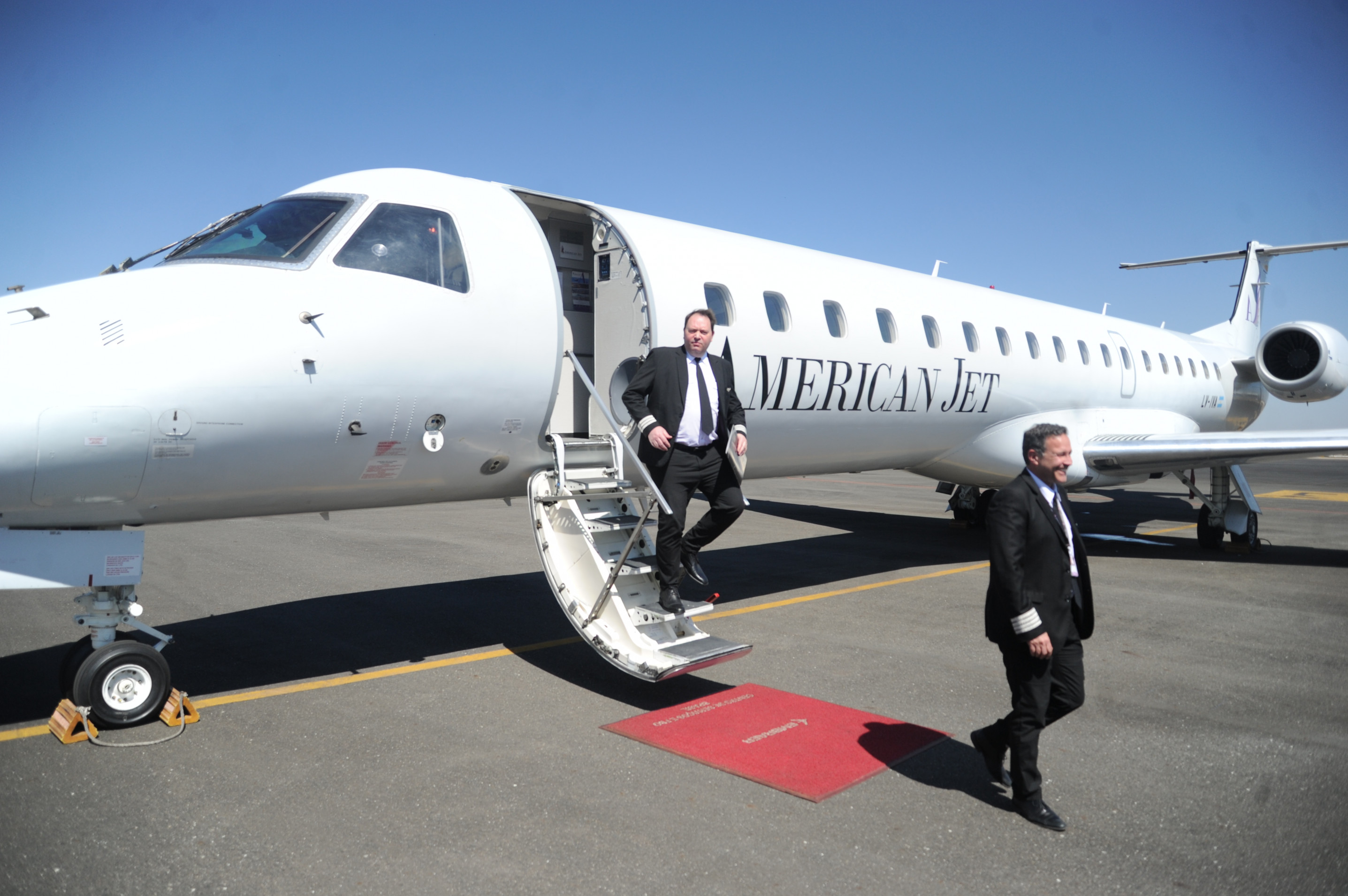 A aeronave, um modelo ERJ-145LR da American Jet, trouxe quatro tripulantes