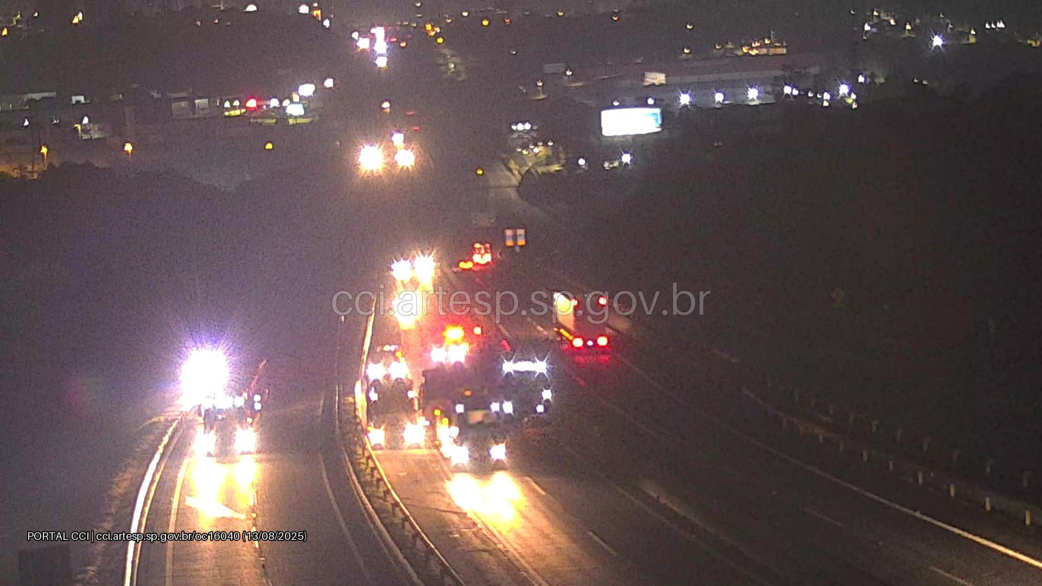 Veículos foram reposicionados no acostamento