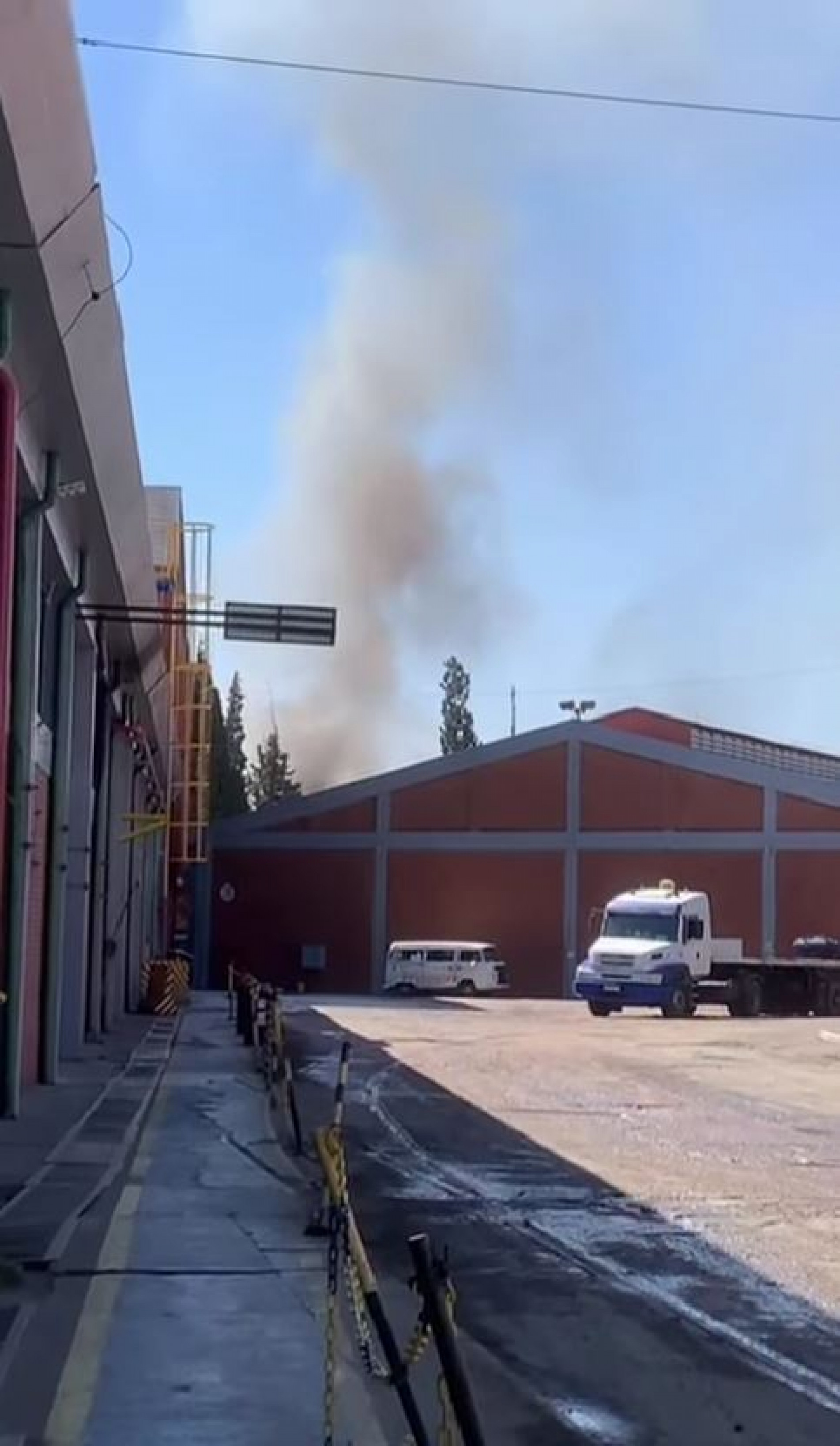 A fumaça foi observada de longe