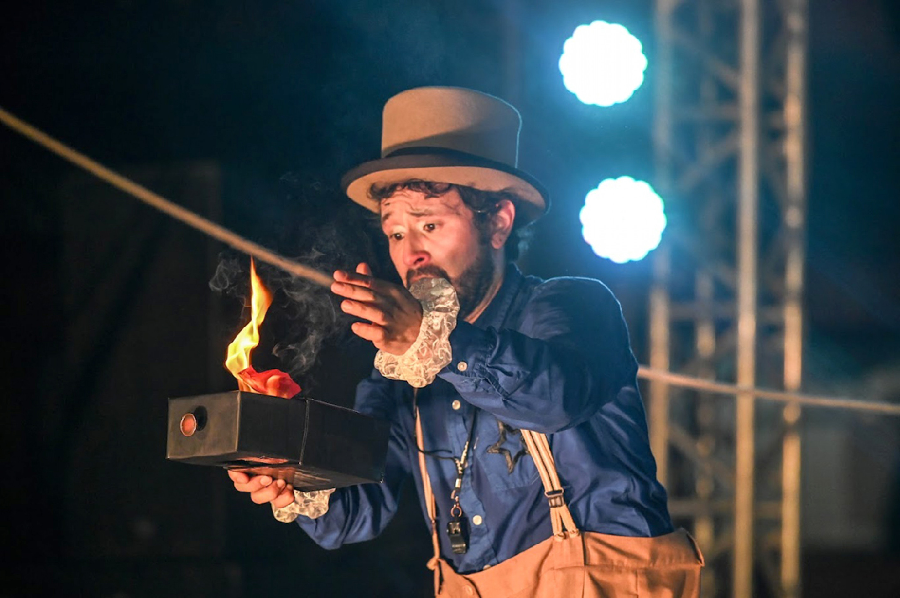 Produção circense ‘Uma Corda, No Tan Cuerda’, com o colombiano Julian Granito, será apresentado domingo