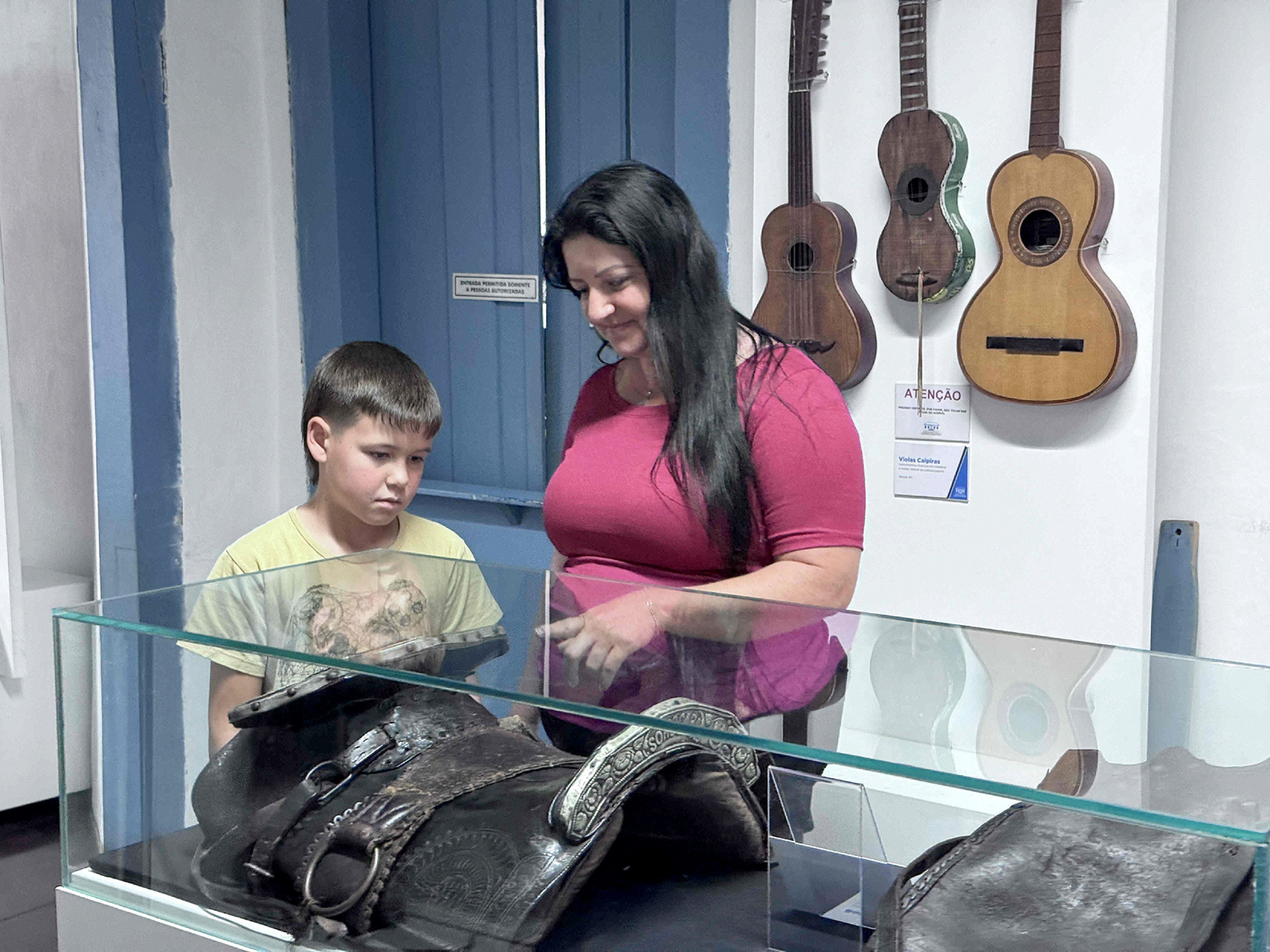 Priscila Collaço, de família tropeira, levou o filho Felipe Alberto Nogueira, de 9 anos, ao museu para conhecer parte da história de Sorocaba

