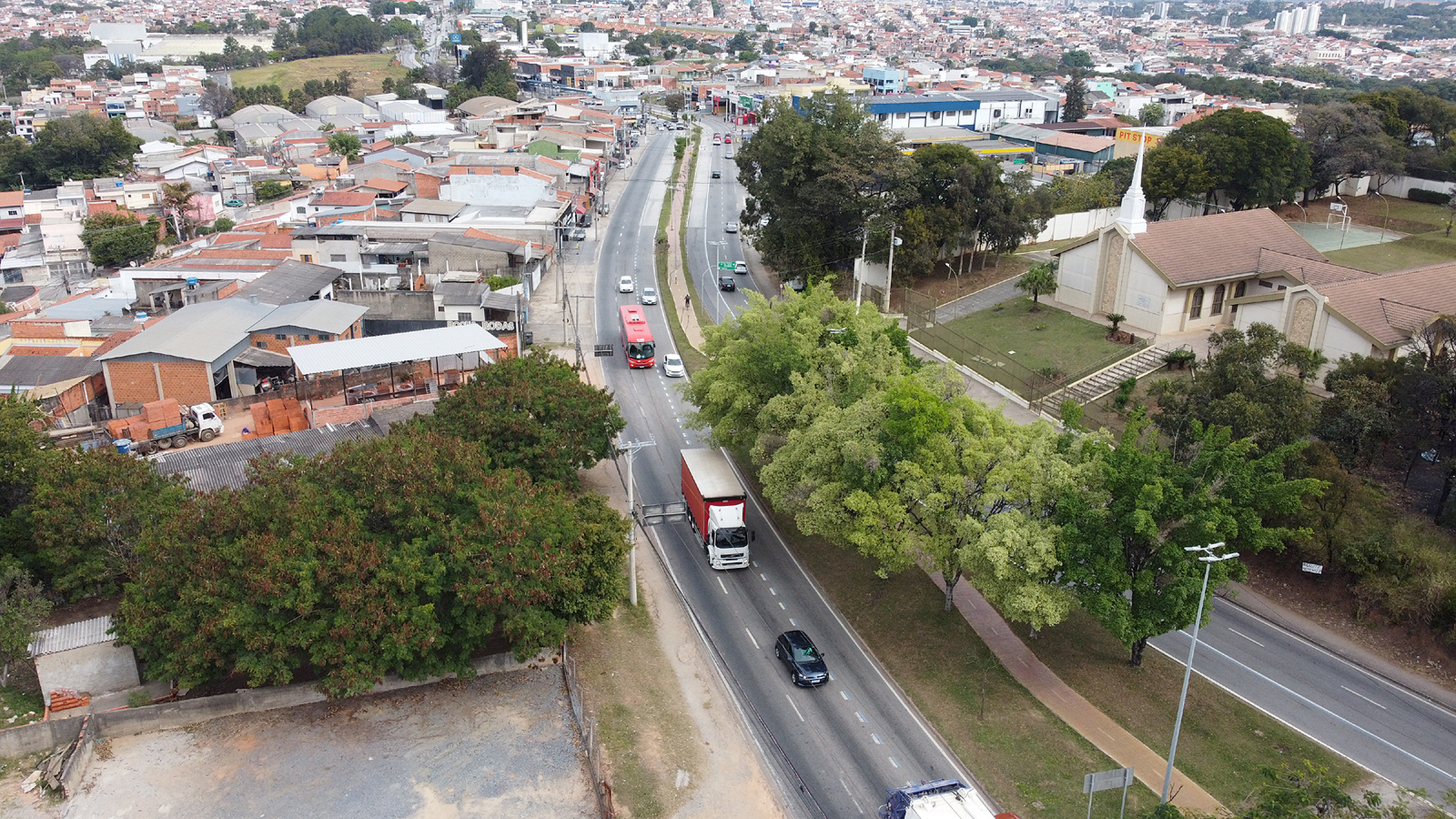 Sorocaba cresce, se reinventa e mira o futuro com 
inovação, respeito ao passado e às suas tradições. 
Município tem hoje 690 bairros, 6.355 ruas e 210 avenidas