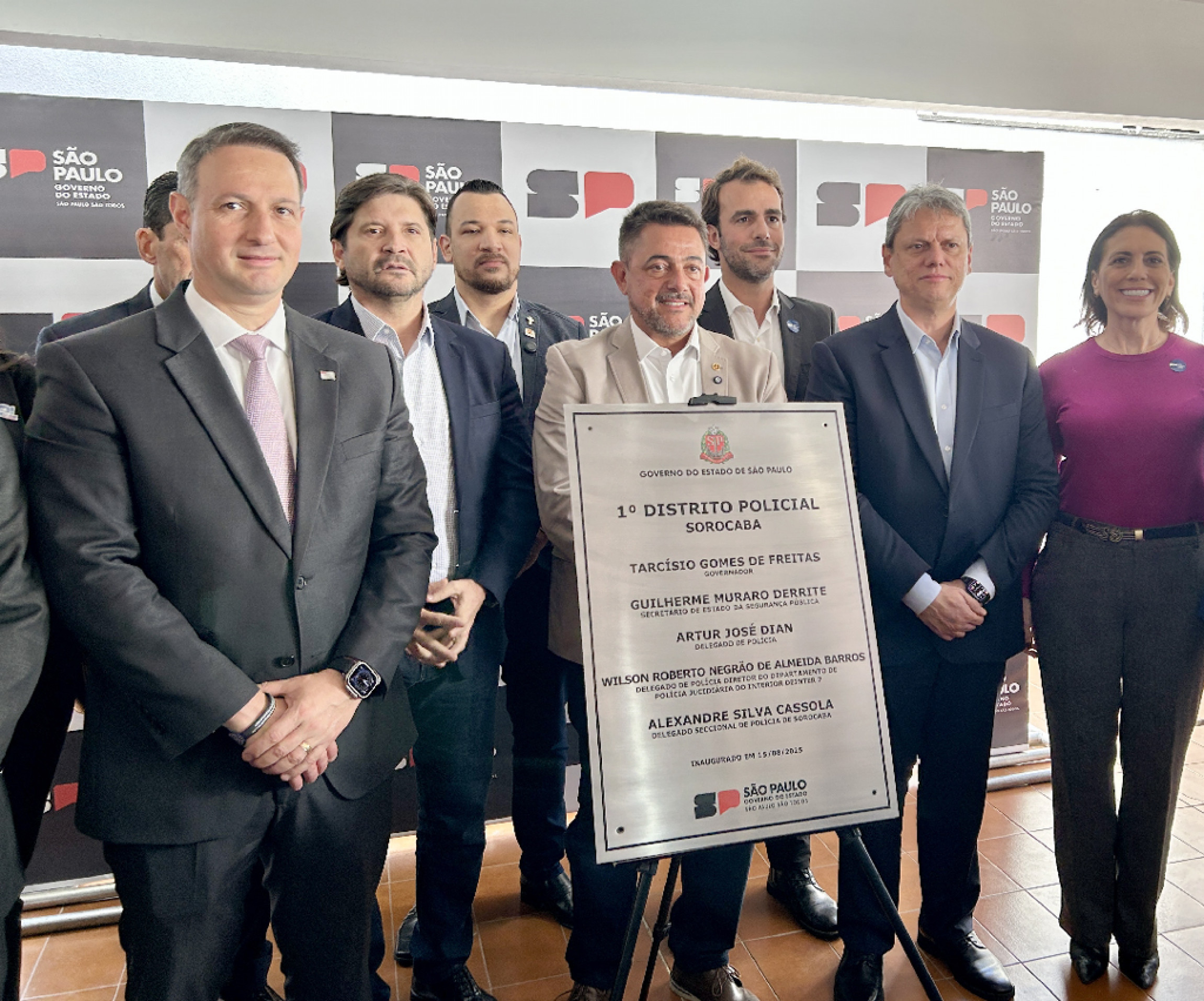 Cerimônia conta com a presença de autoridades municipais e estaduais
